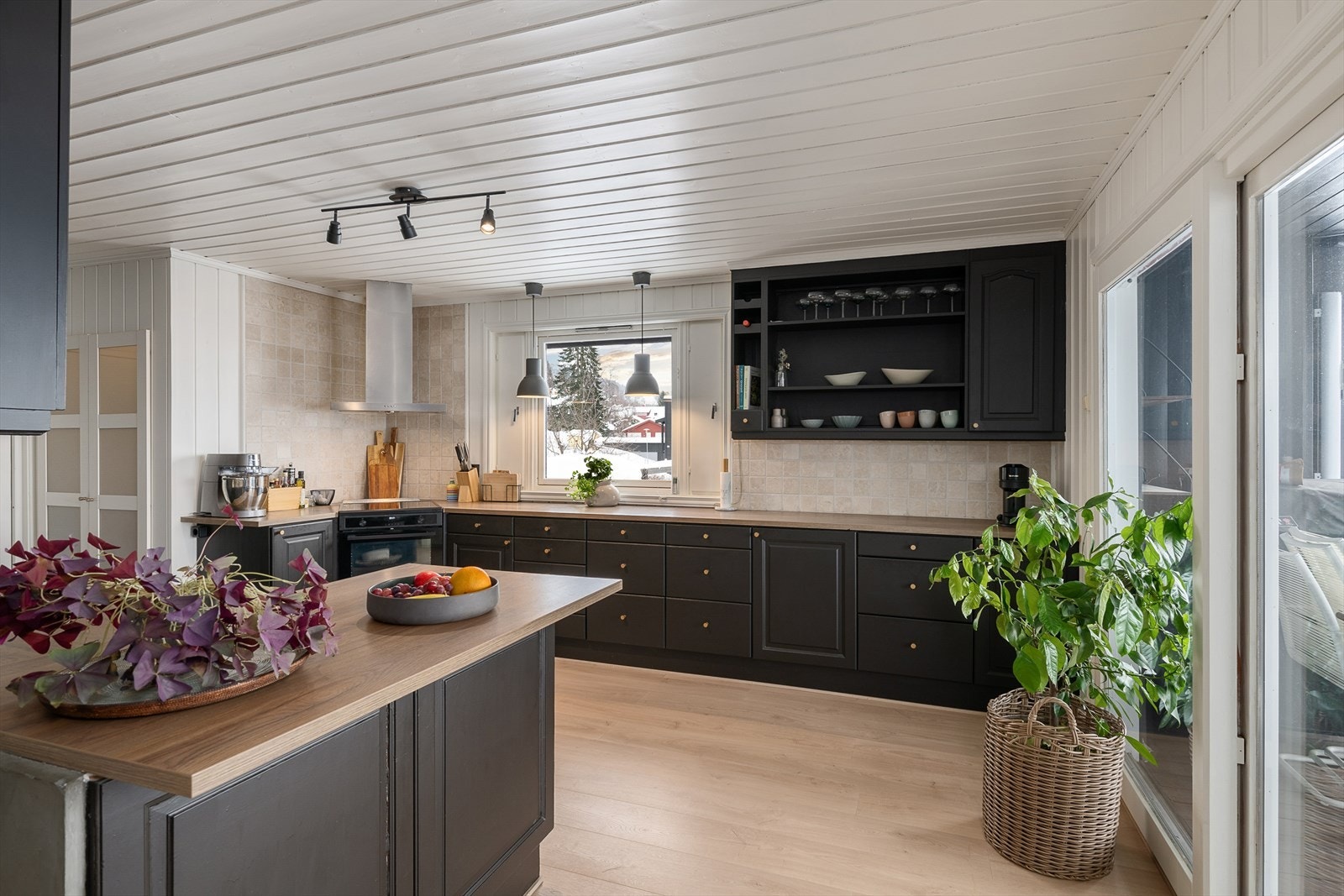 Kjøkkenet har integrert kjøleskap og plass til komfyr og oppvaskmaskin. Galleribilde