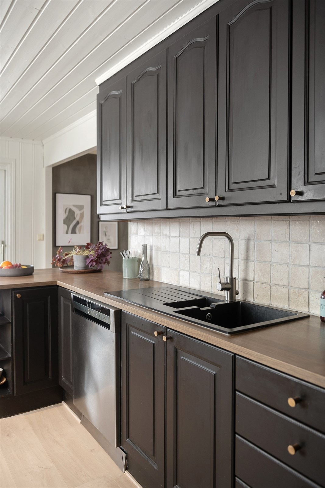 Benkeplaten har en nedfelt komposittvask med etgrepsarmatur. Galleribilde