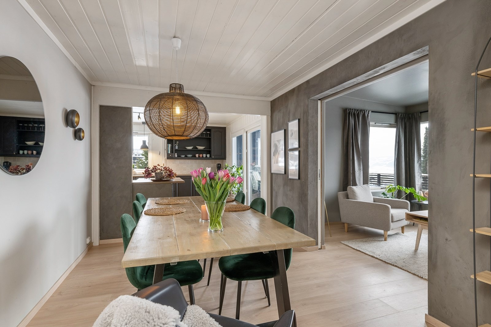 Spisestua ligger i fin kontakt med kjøkkenet. Det er god plass til et raust langbord i stua. Galleribilde