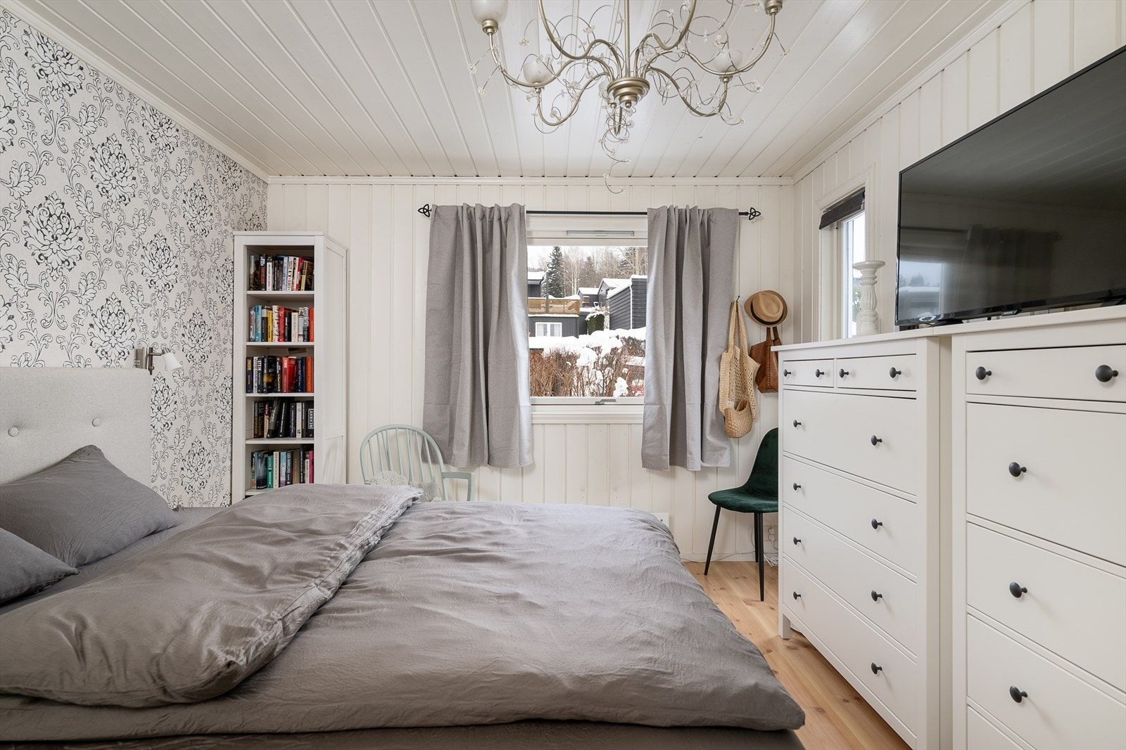 Rommet har moderne overflater og en behagelig atmosfære. Galleribilde