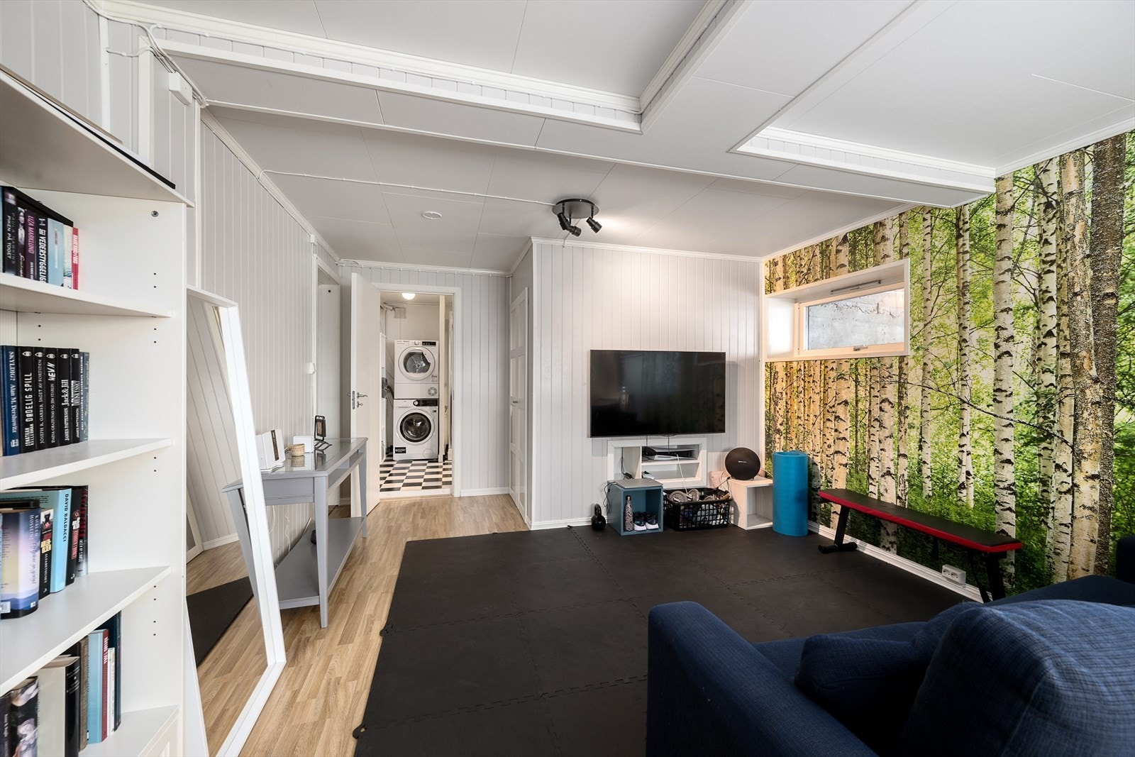 Kjellerstuen er et allsidig rom som kan brukes som TV-stue, treningsrom eller lekerom. Galleribilde