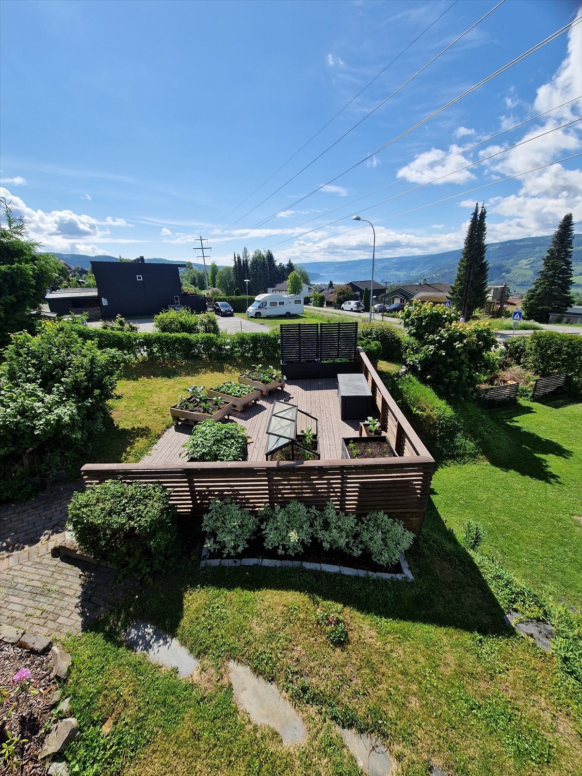 En fin kombinasjon av plenarealer, beplanting og fine uteplasser i hagen. Galleribilde