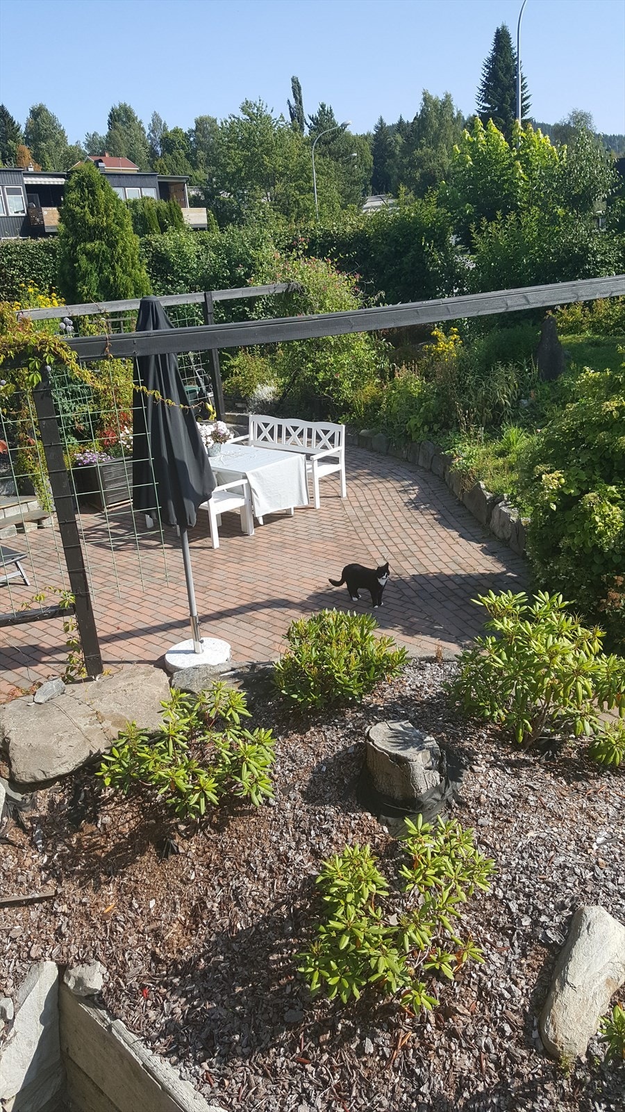 Hyggelige soner og fine blomsterbed. Belegningsstein gjør hagen lettstelt og funksjonell. Privat foto. Galleribilde