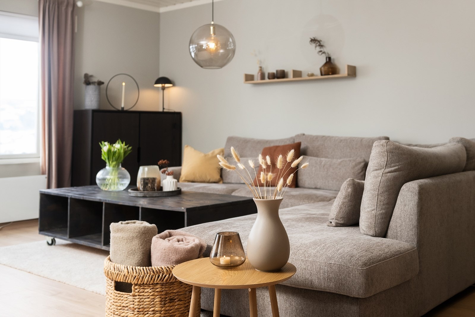 Gjennomtenkte materialvalg og fine detaljer preger boligen. Galleribilde