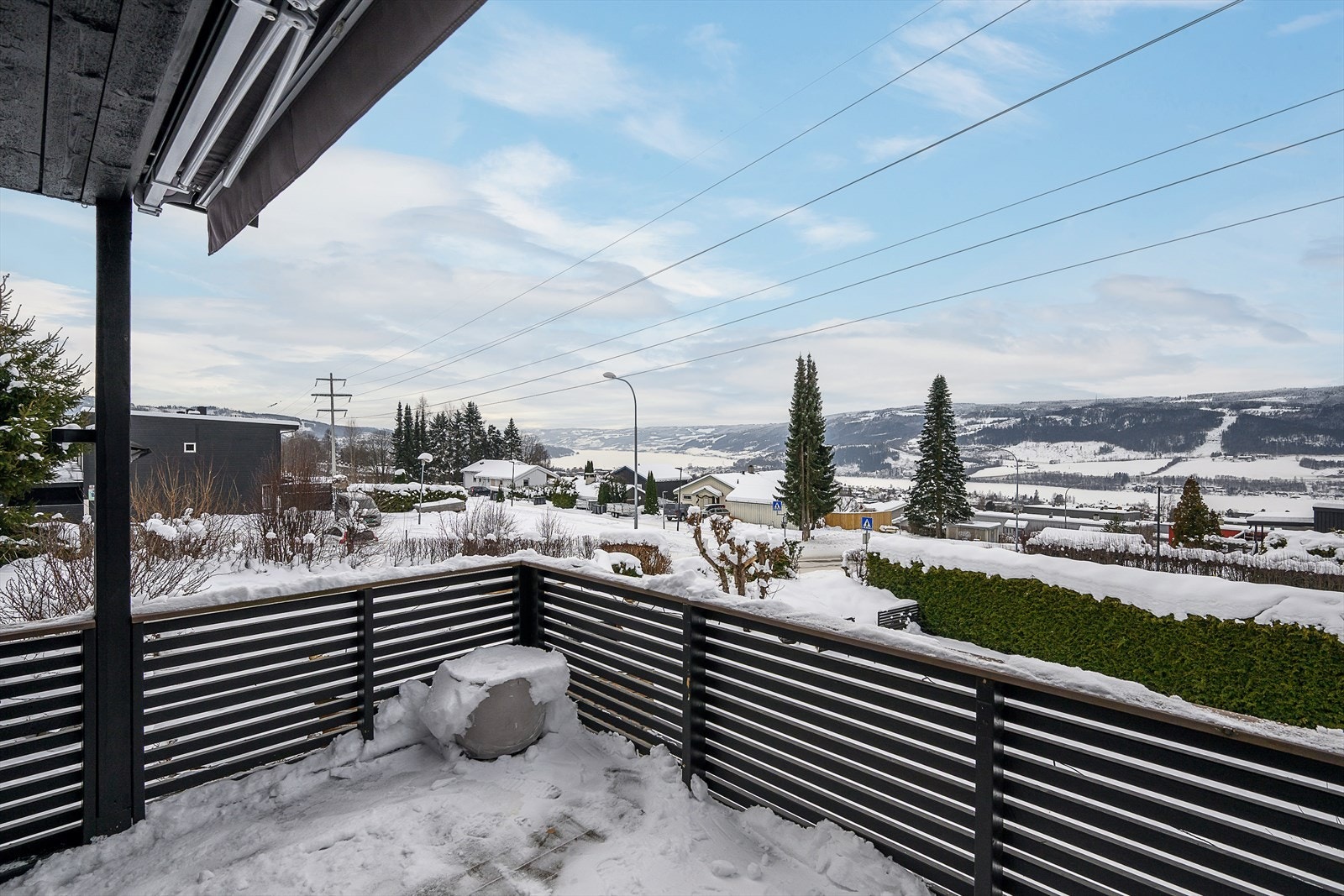 Flott utsikt over nærområdet og Mjøsa fra verandaen. Galleribilde
