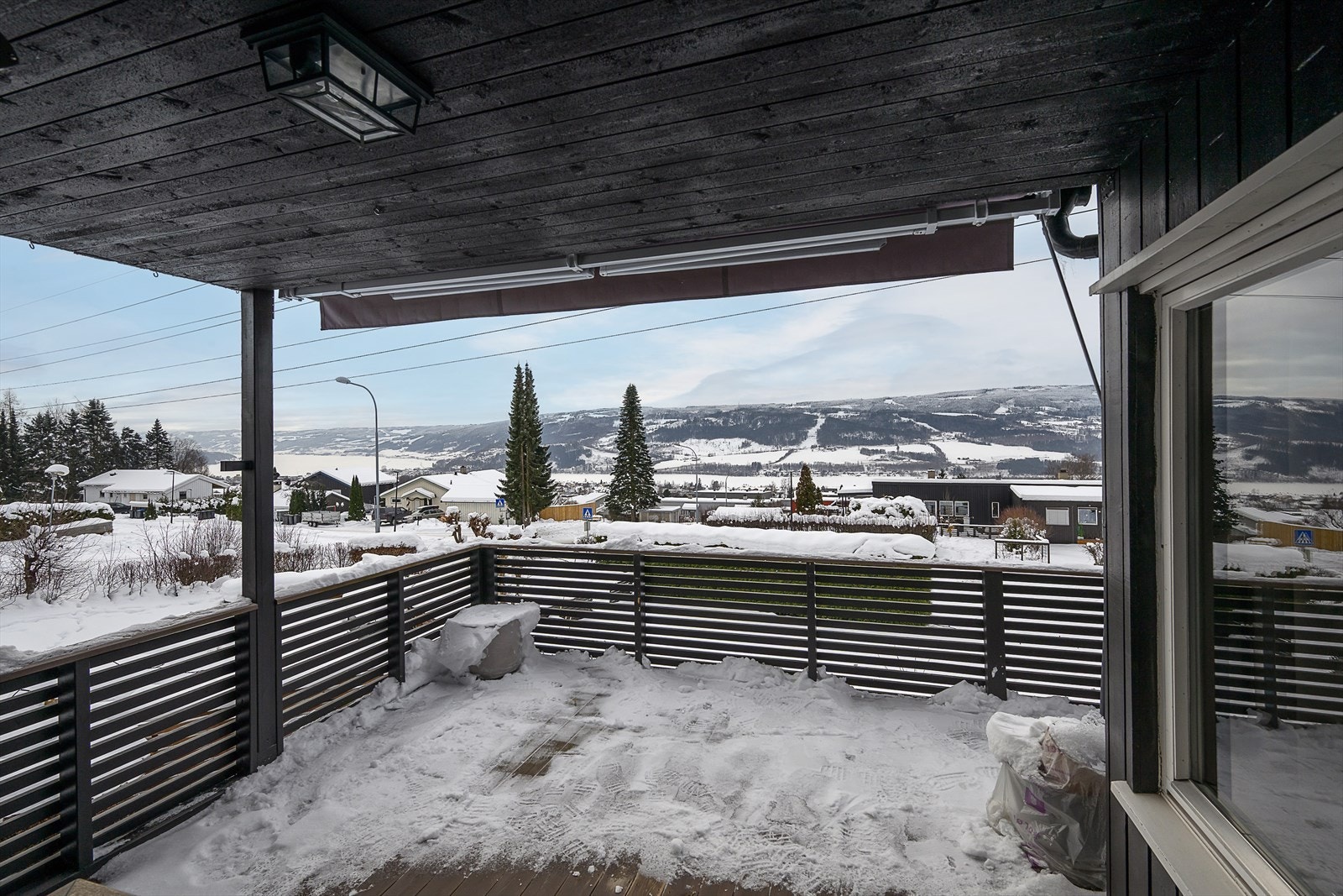 Den store, delvis overbygde verandaen har god plass til utemøbler. Her sitter du skjermet for direkte innsyn og kan nyte både sol og utsikt. Galleribilde
