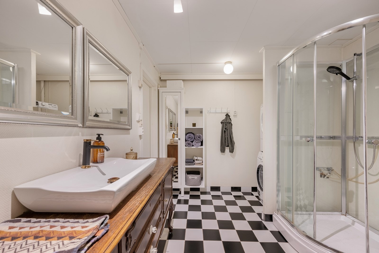 Eget bad/vaskerom med flislagt gulv med gulvvarme og opplegg for vaskemaskin og tørketrommel. Galleribilde