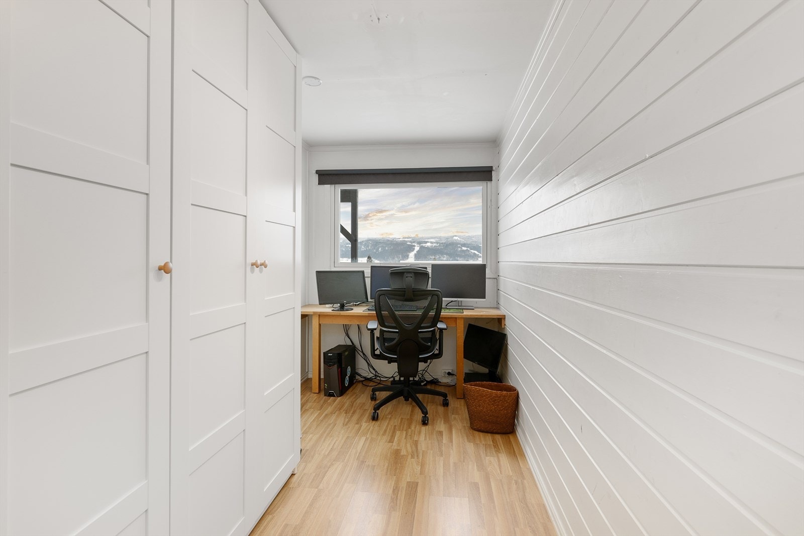 Kontor eller soverom/gjesterom i underetasjen. Lysmalte tak og vegger. Galleribilde