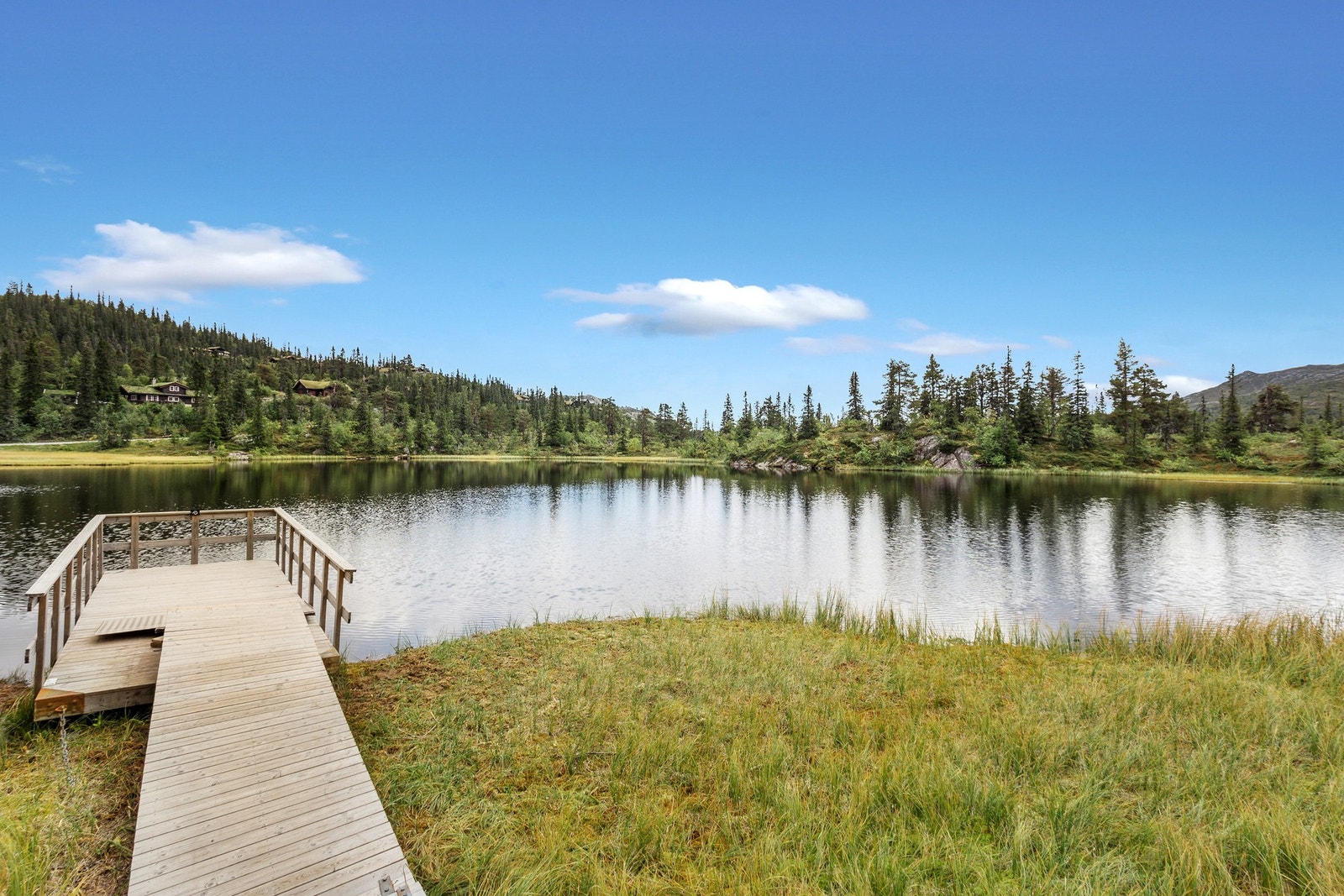 Fiskebrygge ved Fisketjenn nedfor lavvoen. Galleribilde