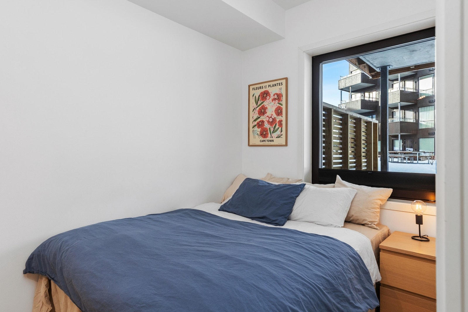 Leiligheten har et romslig soverom på 9,8 kvm. Galleribilde