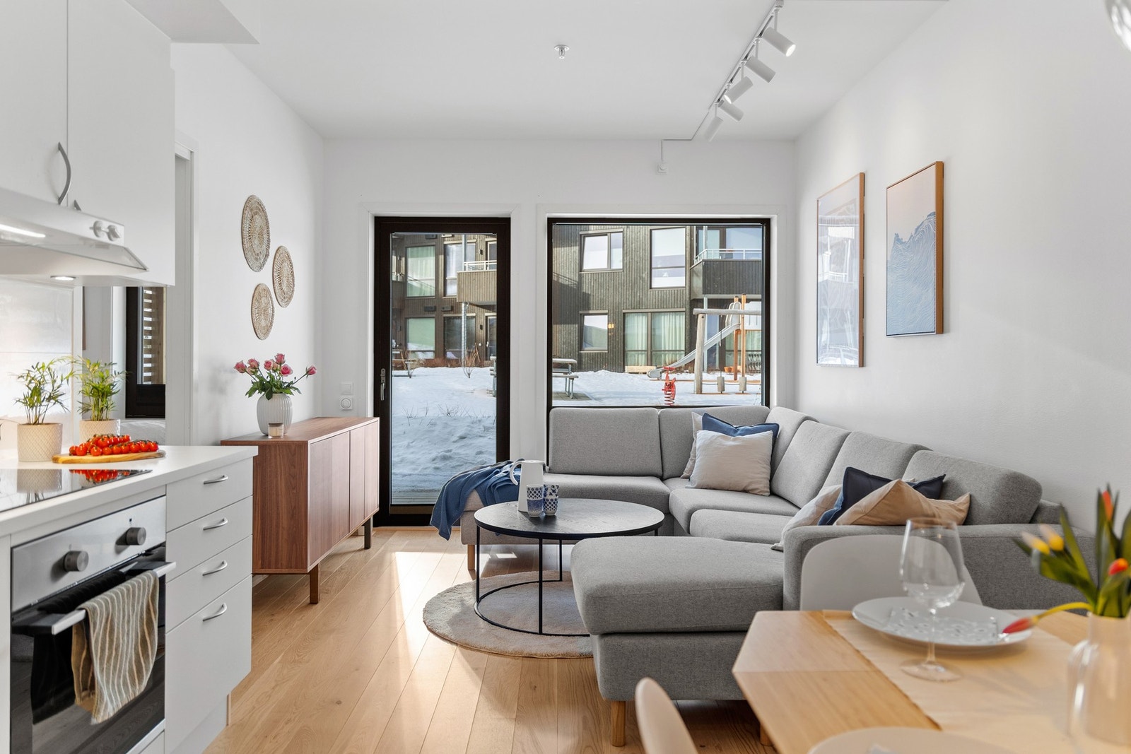 Leiligheten har en fin og romslig stue/kjøkken løsning på 19,7 kvm. Fra stuen er det direkte utgang til terrasse. Galleribilde