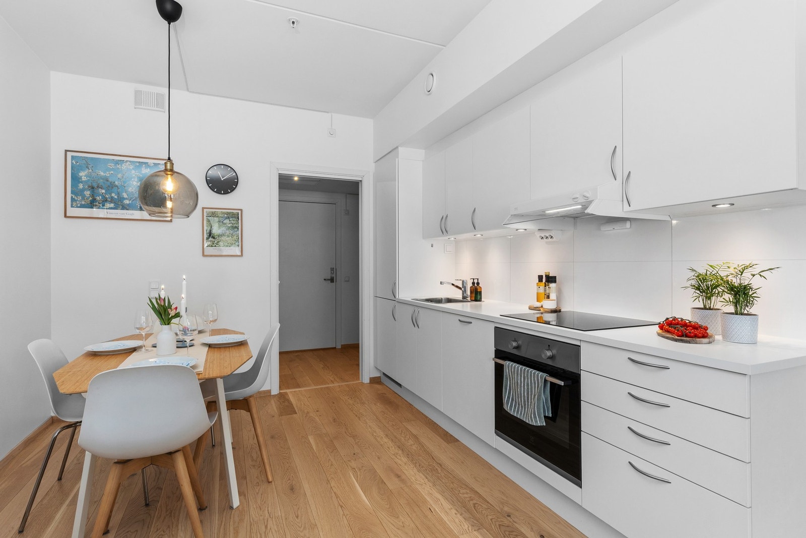 På kjøkkenet er det plass til et hyggelig spisebord. Galleribilde