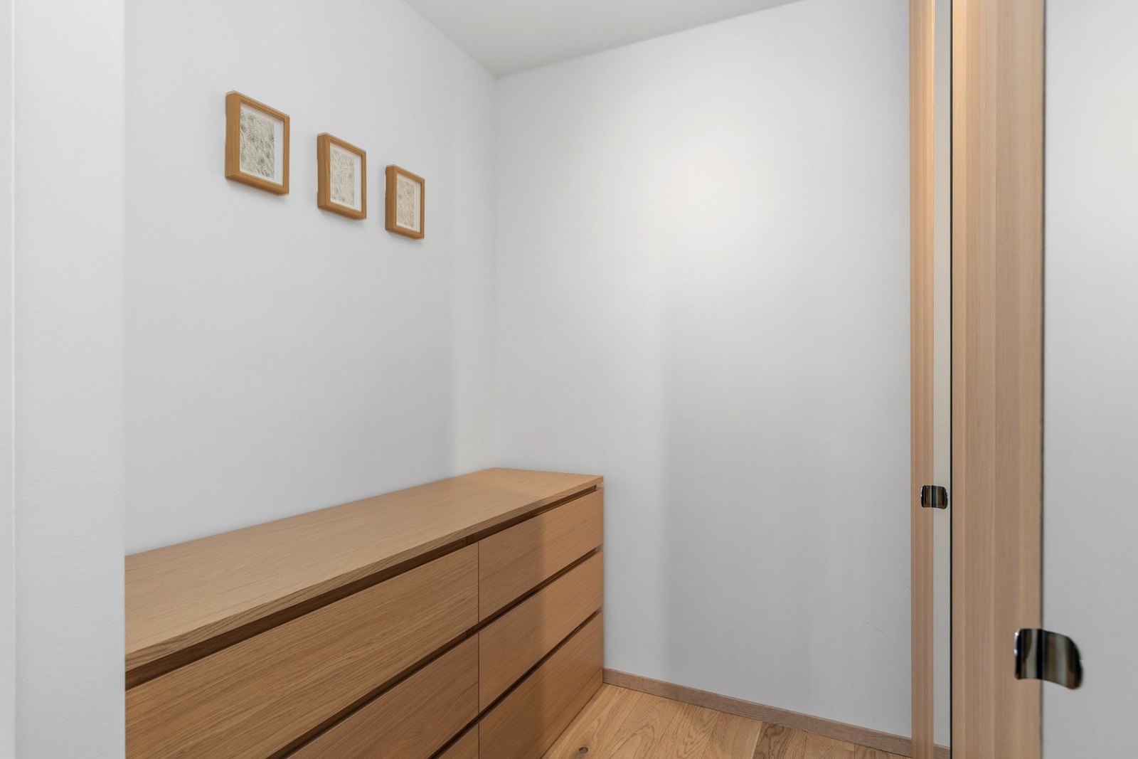 Soverommet har en egen walkin garderobe. Galleribilde