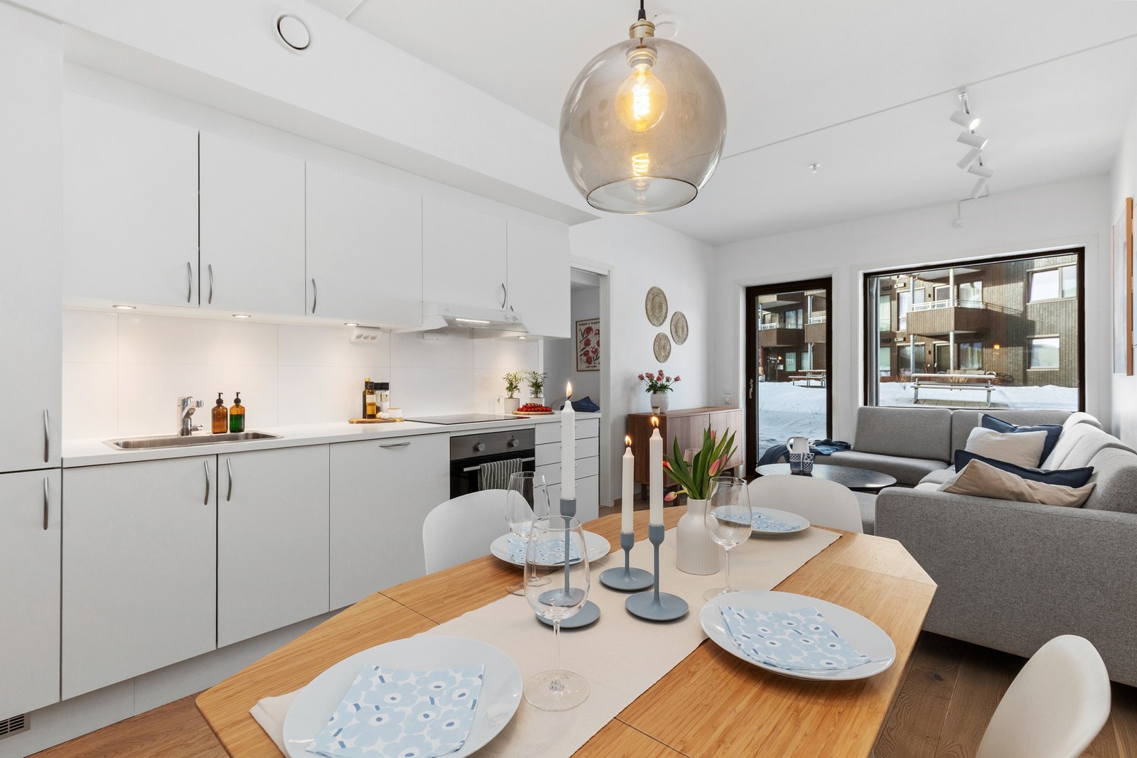 Pent kjøkken fra 2023 med god skapplass. Galleribilde