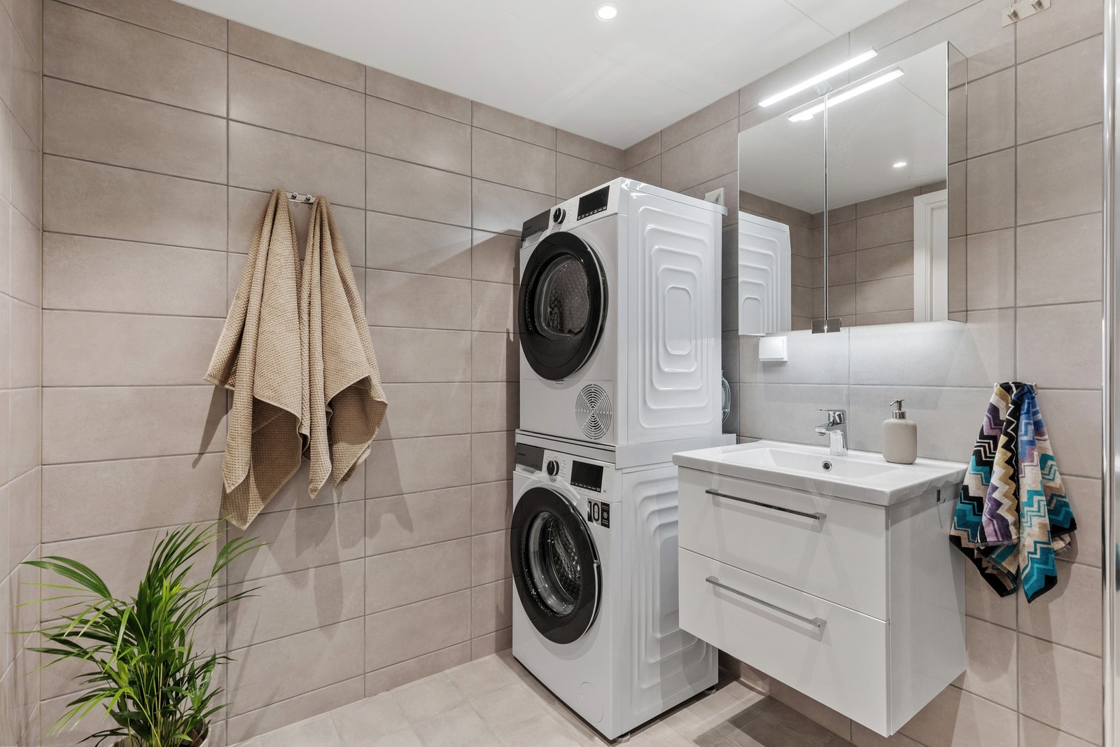 Badet har gulvvarme, downlights i taket og opplegg for vaskemaskin. Galleribilde