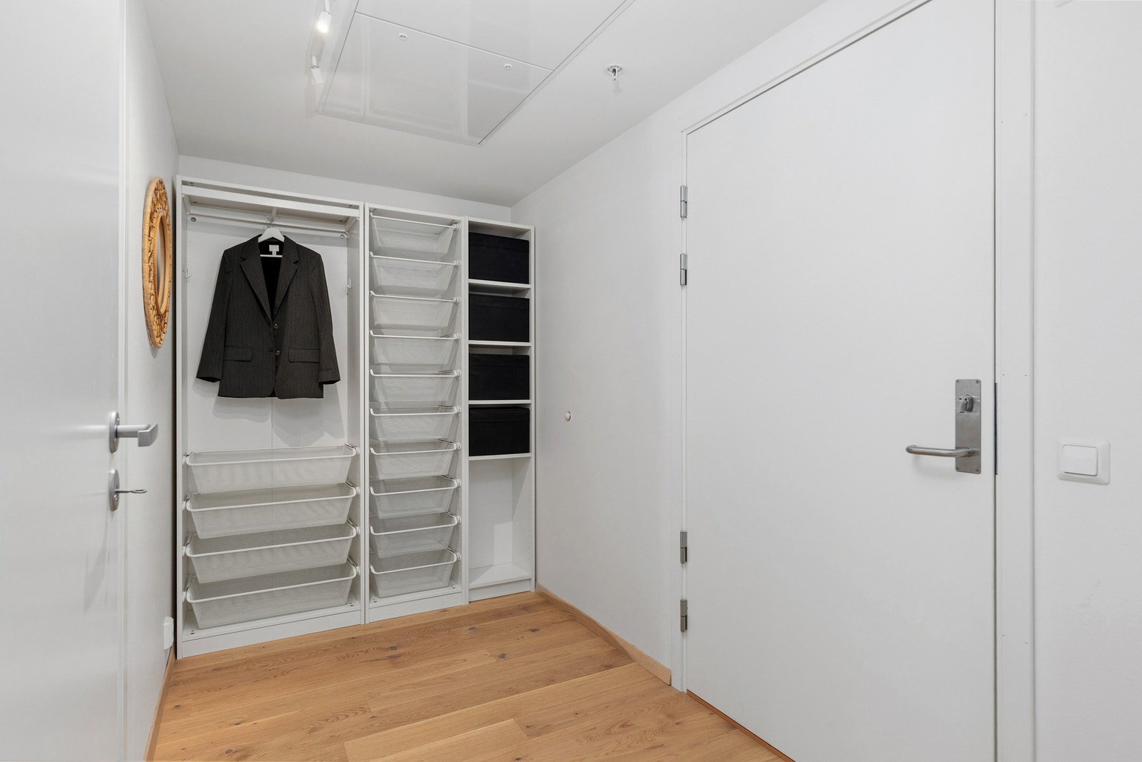 Romslig entré med gode oppbevaringsmuligheter. Galleribilde