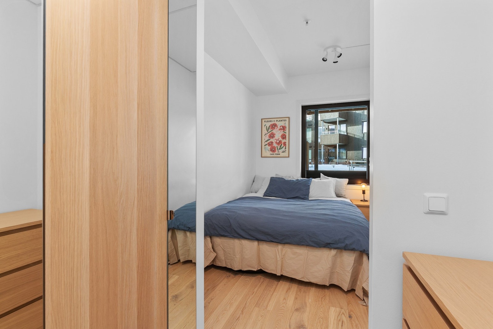 Her er det god plass til dobbeltseng og oppbevaring i garderobeskap. Galleribilde