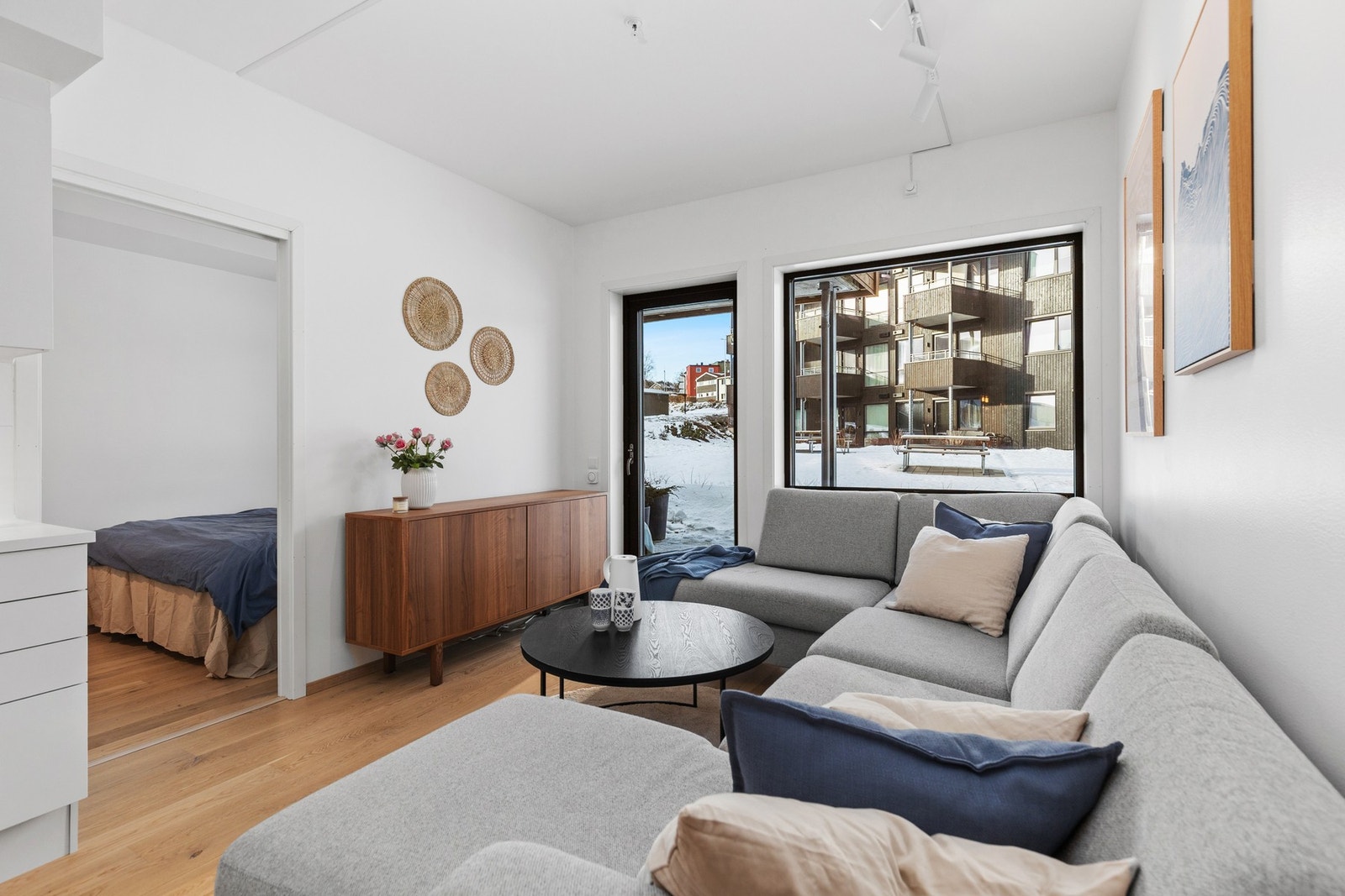 Stuen har store vindusflater fra 2022 som gir rikelig med naturlig lysinnslipp. Galleribilde