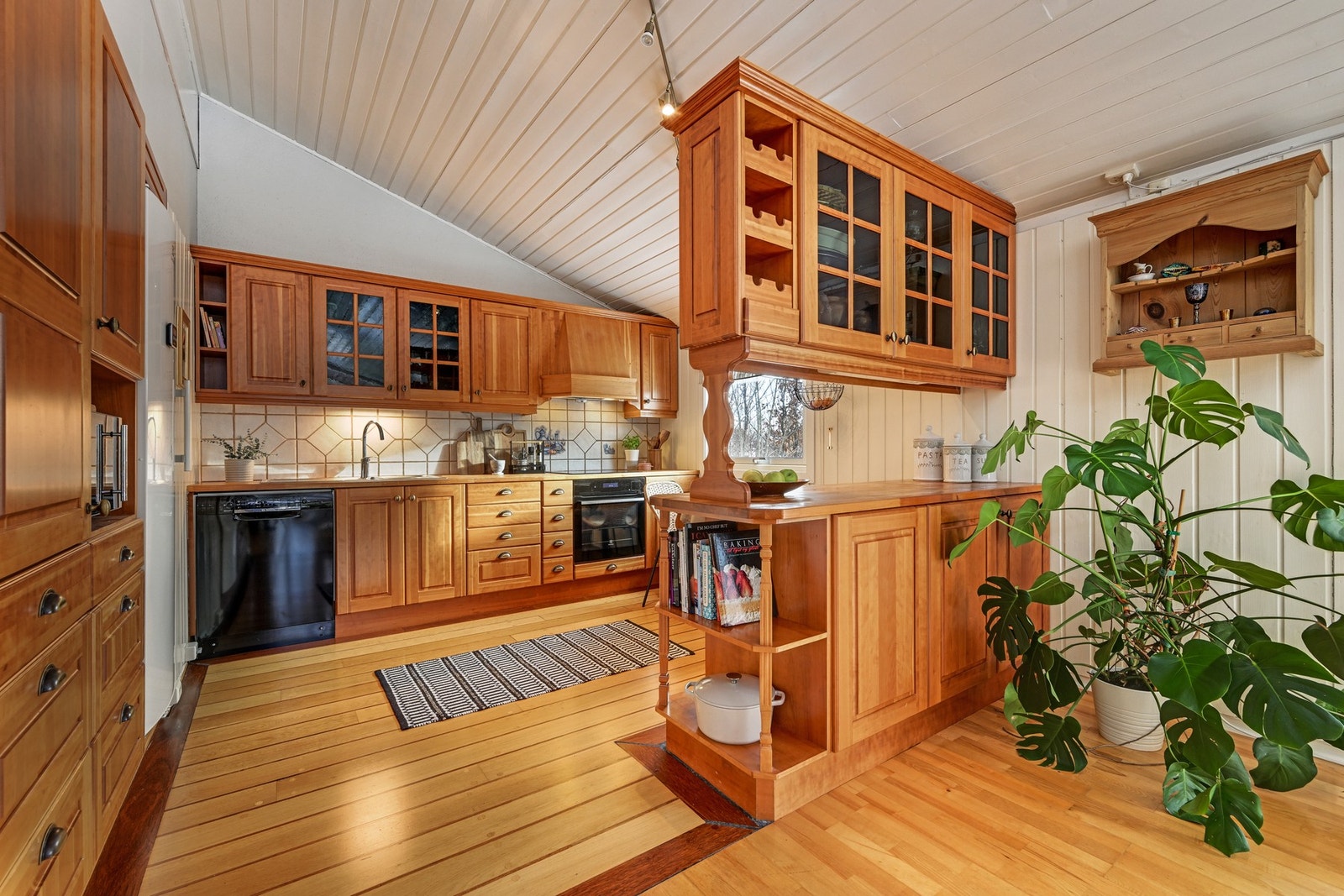 Stort kirsebærkjøkken som ligger i en åpen løsning med stuen Galleribilde