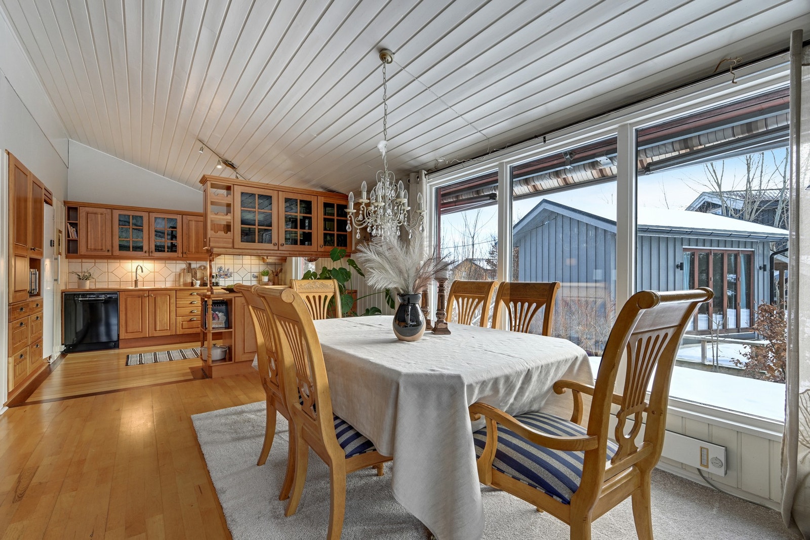 I stuen er det både en ovn og en varmepumpe som holder en jevn og god temperatur året rundt Galleribilde