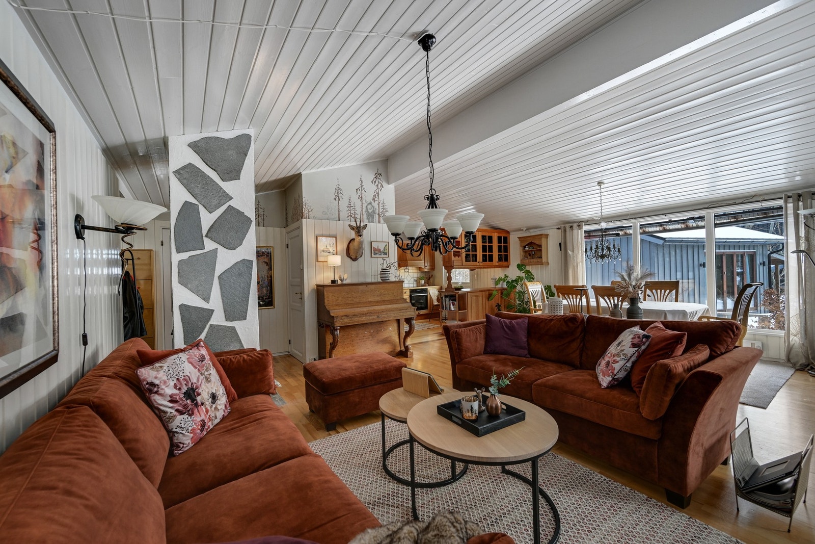 I stuen er det god plass til både en stor sofaseksjon og et stort spisebord Galleribilde