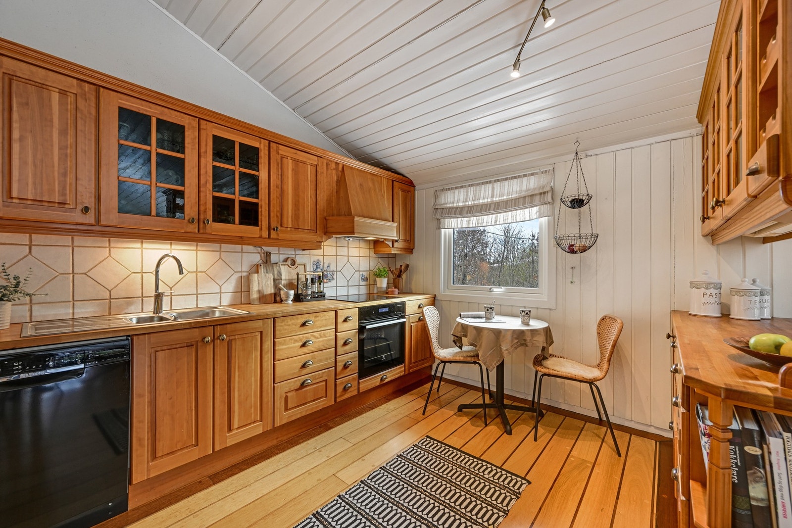 Her det meget godt med skap- og benkeplass Galleribilde