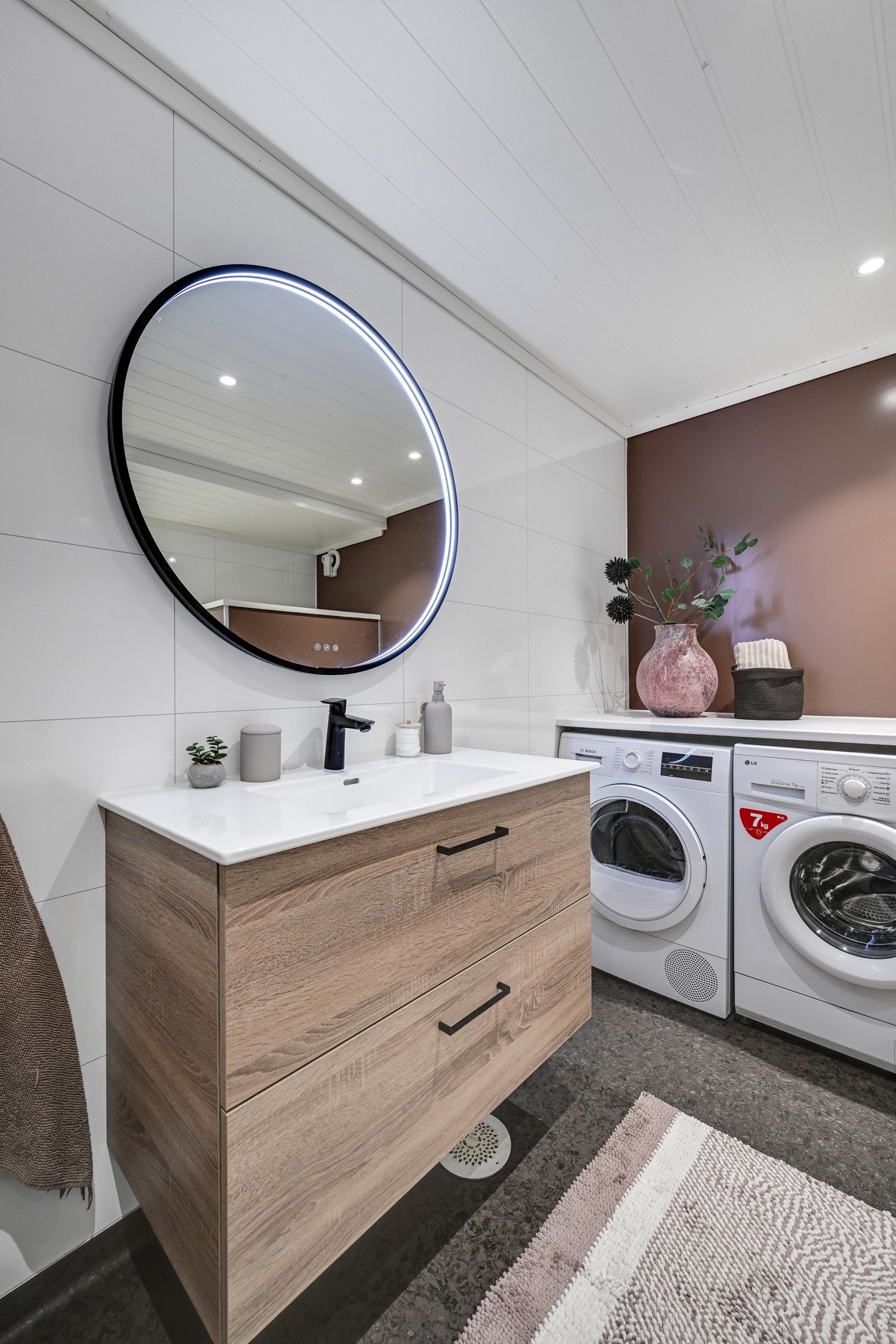 Meget pent med opplegg til vaskemaskin, servant og badekar Galleribilde