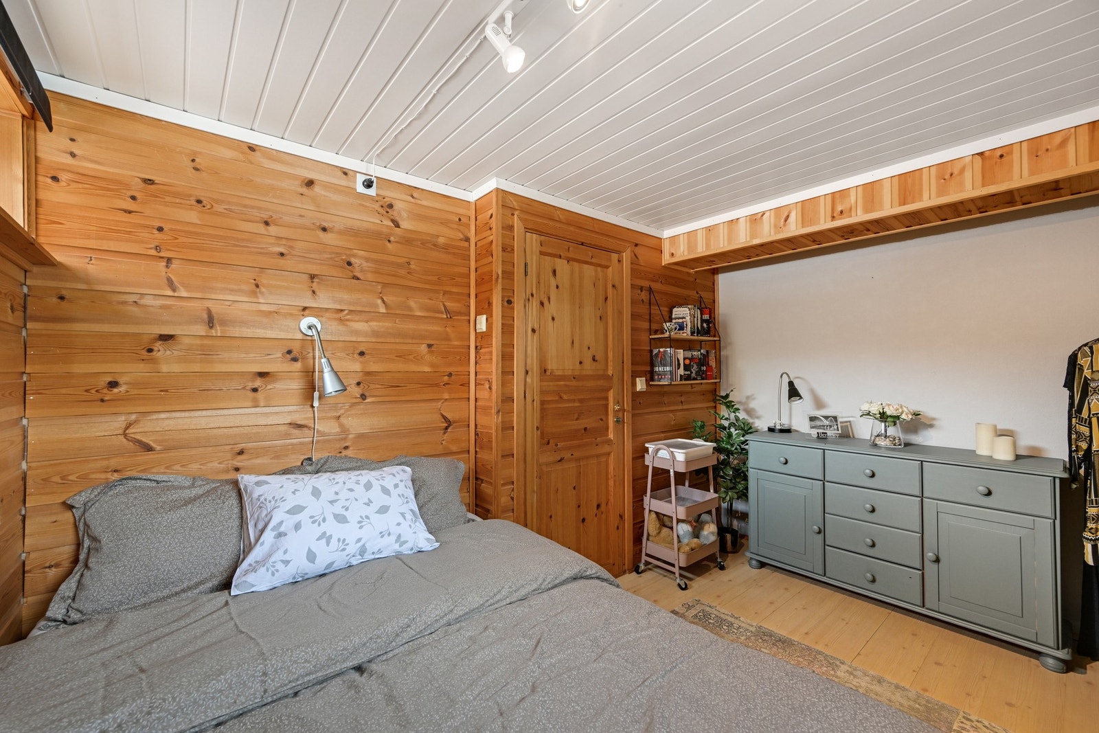 I kjelleretasjen finner vi to rom som er innredet til soverom (Ikke søkt bruksendret) Galleribilde