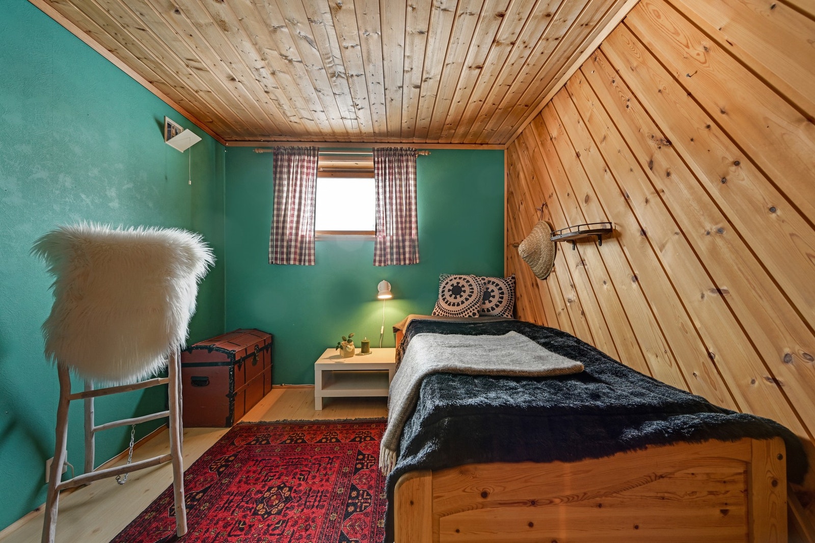 I kjelleretasjen finner vi to rom som er innredet til soverom (Ikke søkt bruksendret) Galleribilde