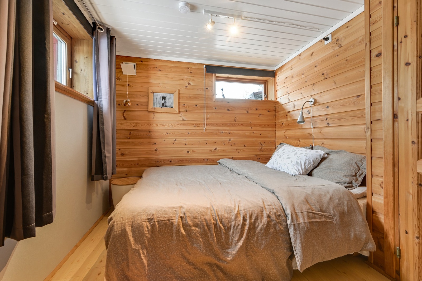 I kjelleretasjen finner vi to rom som er innredet til soverom (Ikke søkt bruksendret) Galleribilde