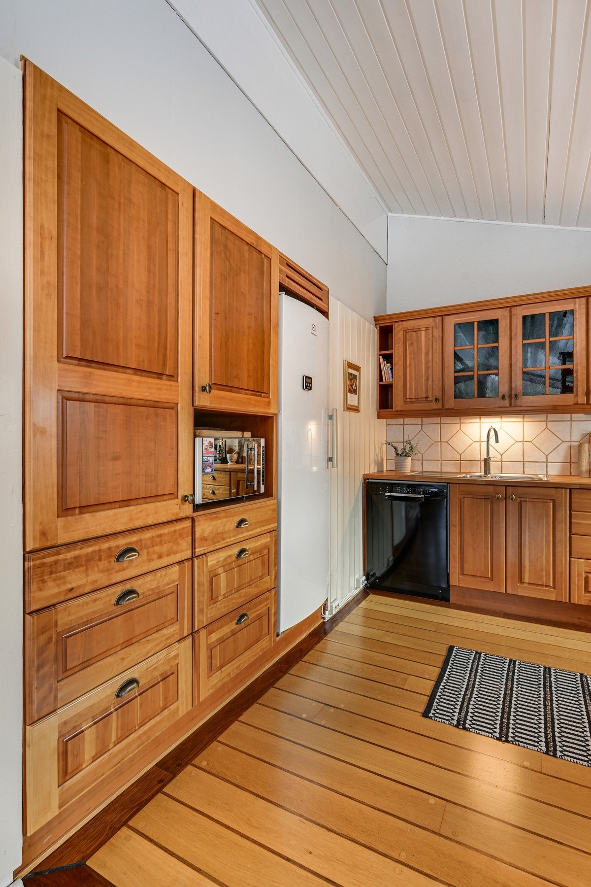 Godt utnyttet og integrerte hvitevarer. Hvitevarer på kjøkken medfølger Galleribilde