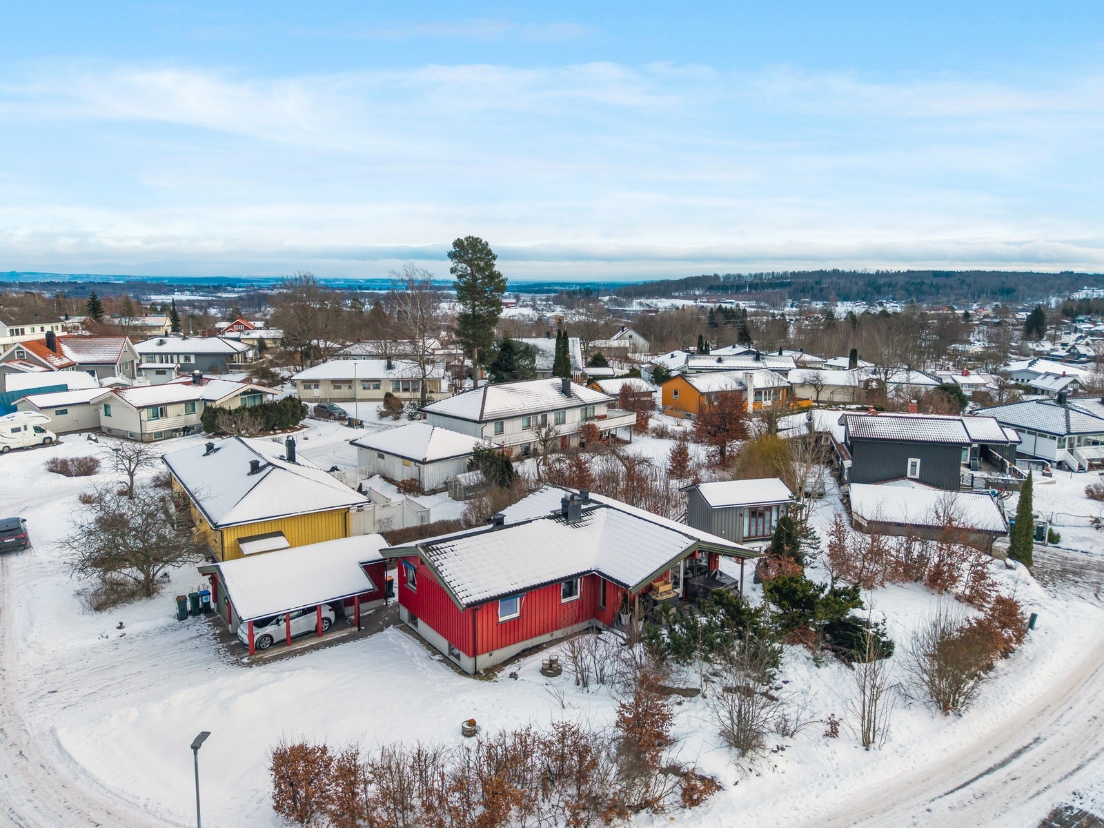 Stor solrik hjørnetomt med busker og flott beplantning Galleribilde