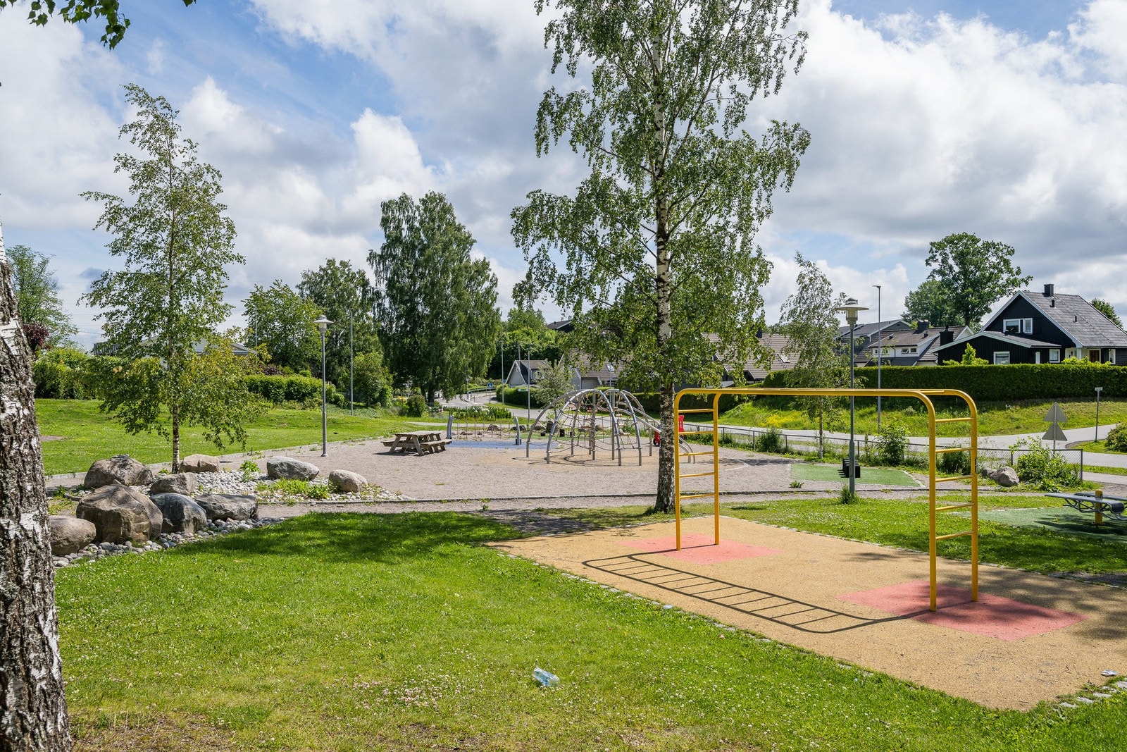 Her er det også lekeplass og barnehagen ligger rett på bortsiden Galleribilde