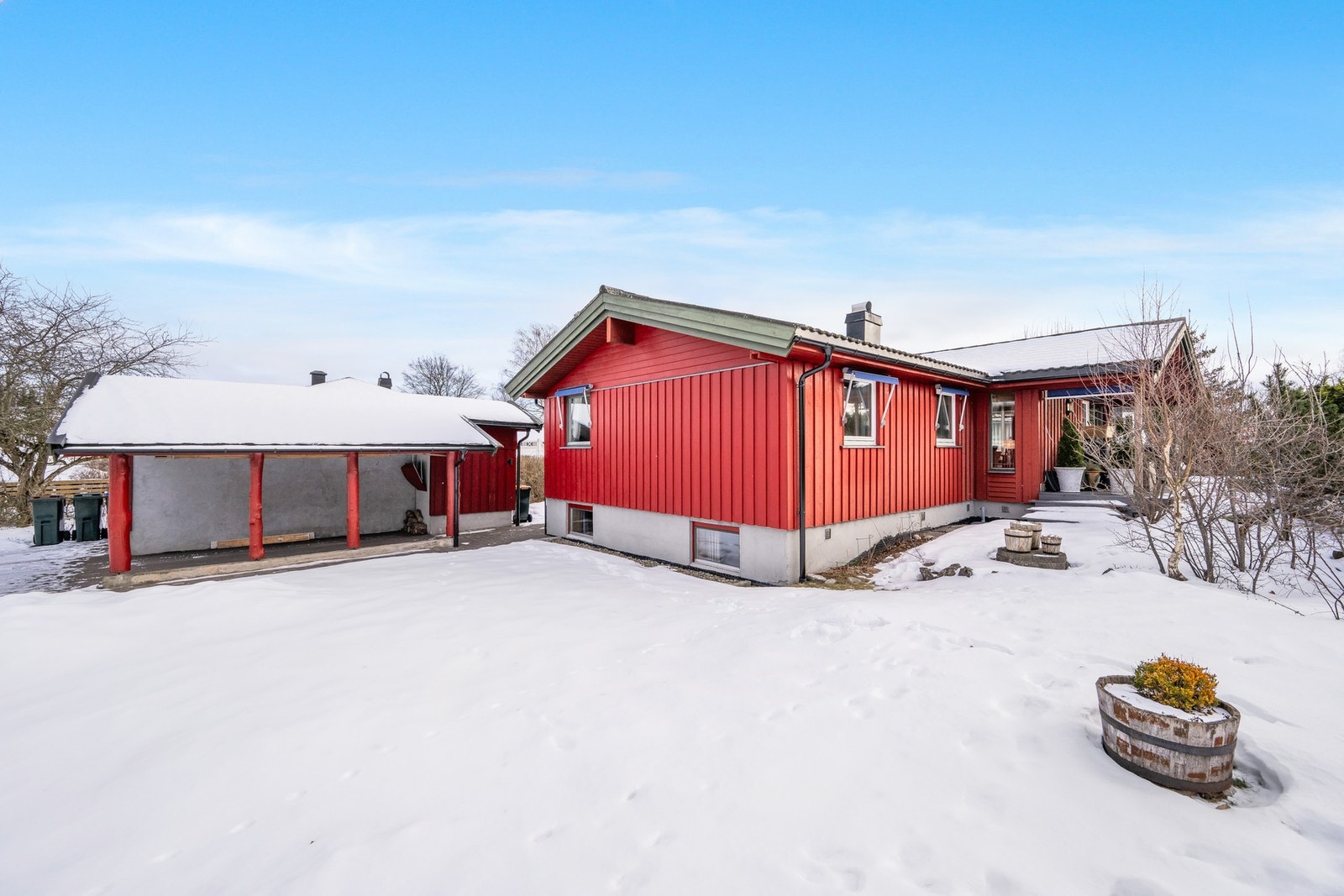 En solid og stor enebolig i et barnevennlig område Galleribilde