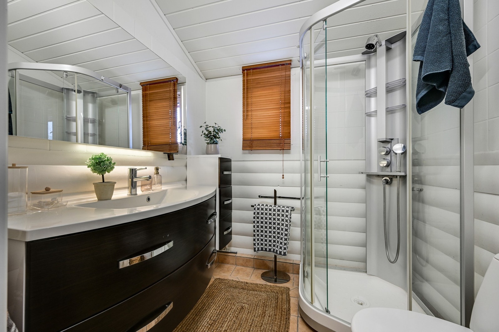 Flott og lyst bad i 1. etasje med dusjkabinett, servant og toalett Galleribilde