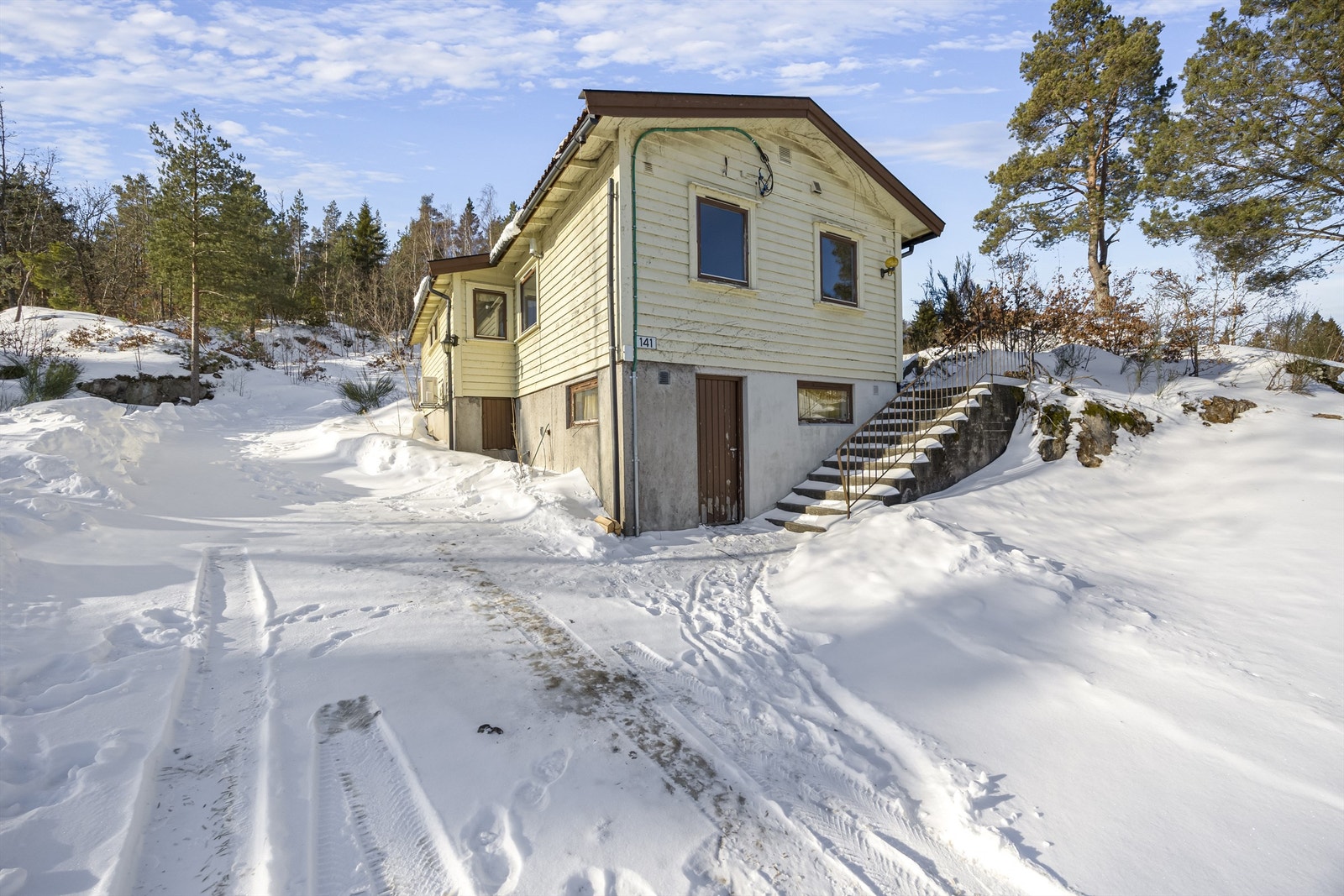 Eiendommen står i en endevei med natur og hei på baksiden. Galleribilde