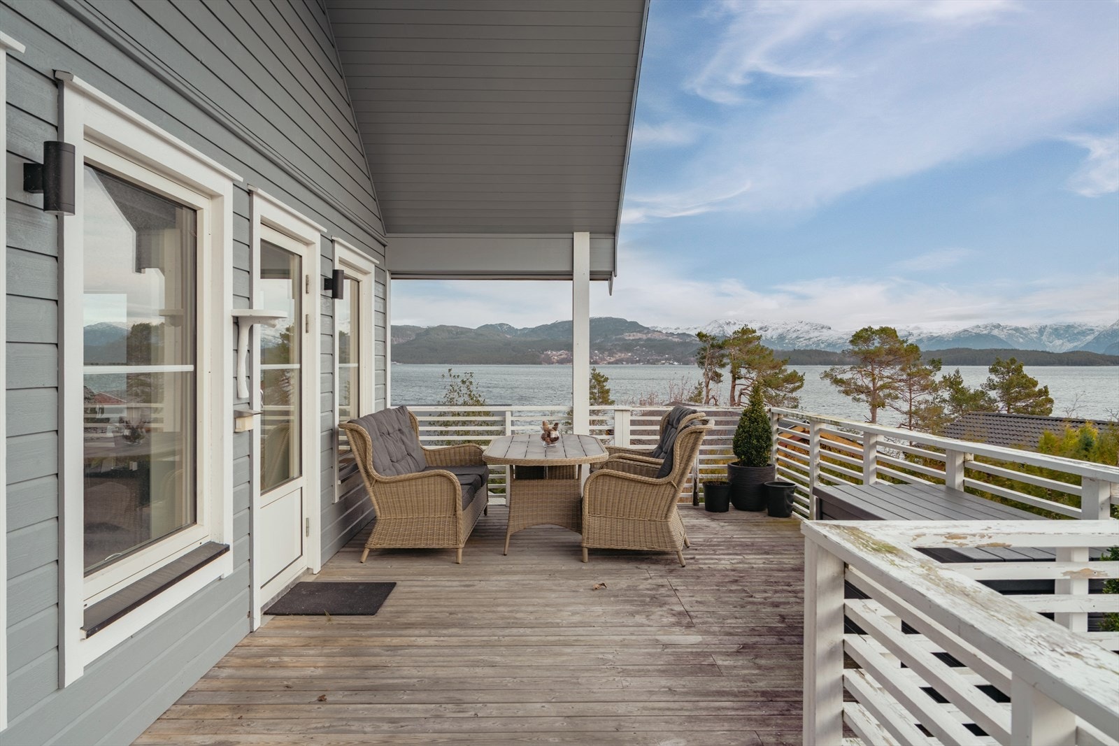 Utsikten strekker seg rundt hele tomten Galleribilde