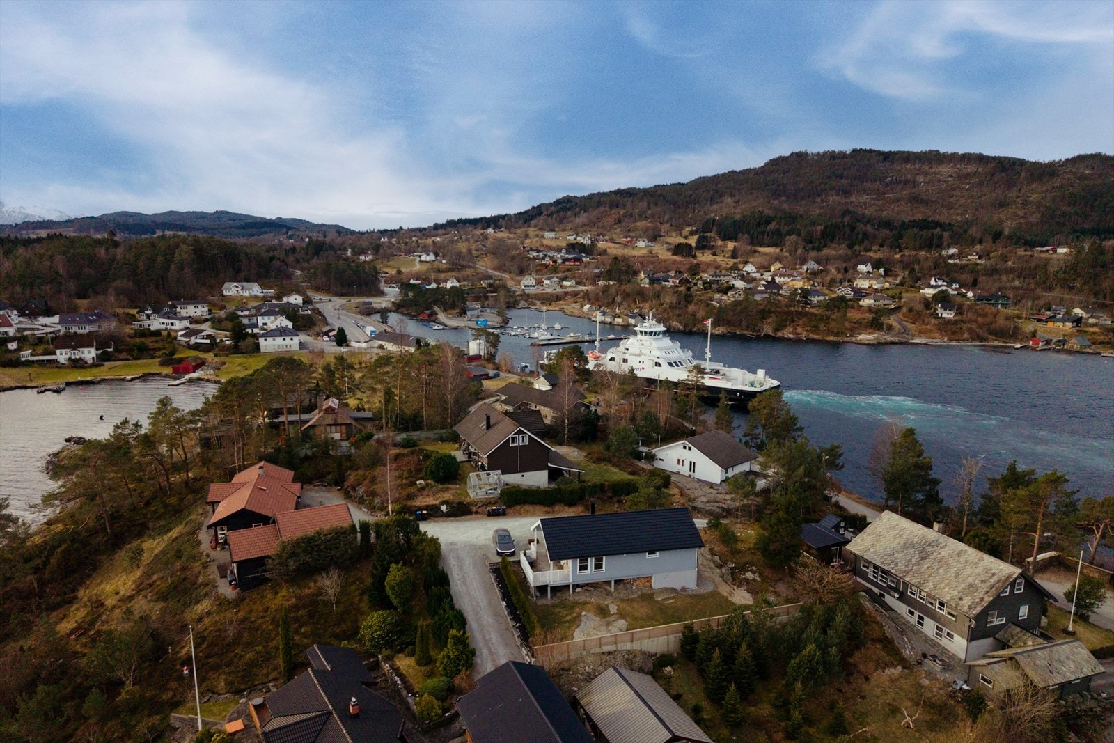 Knappe 300 meter unna går fergen til Varaldsøy Galleribilde