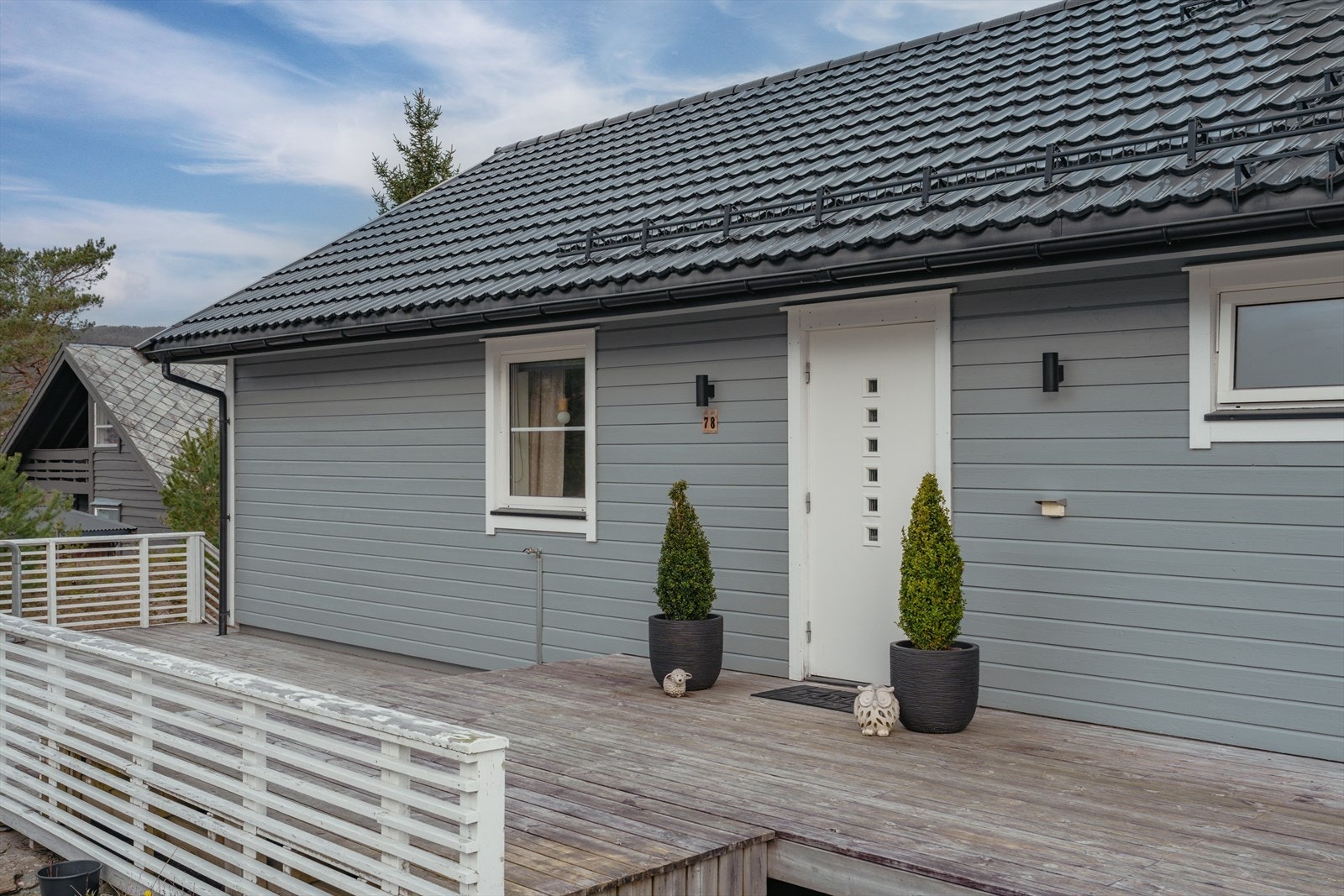 Inngangspartiet er pent opparbeidet med platting. Galleribilde