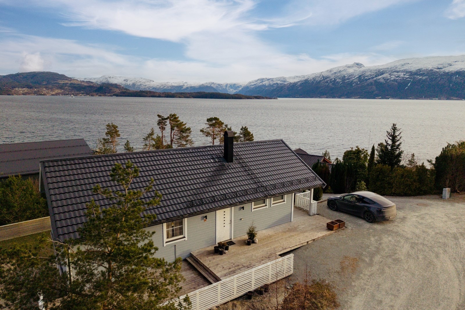 Enebolig i sjøkanten med nydelig utsikt- og solforhold Galleribilde