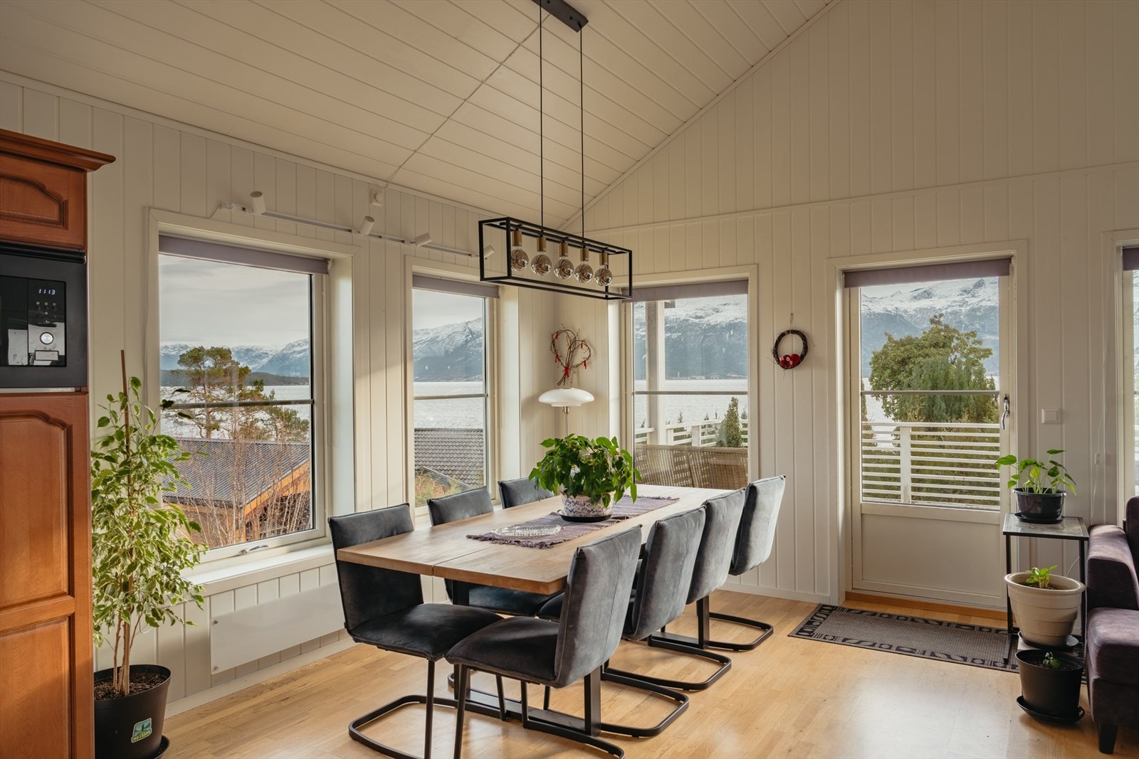 Fra stuen er det utgang til en herlig uteplass med svært gode solforhold! Galleribilde