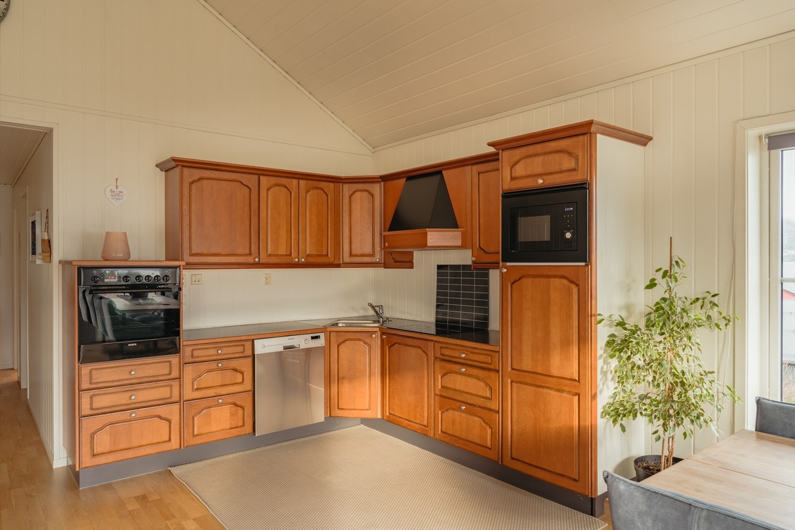 Kjøkkenet har praktiske og gjennomtenkte løsninger - samt rikelig med skap- og benkeplass. Galleribilde