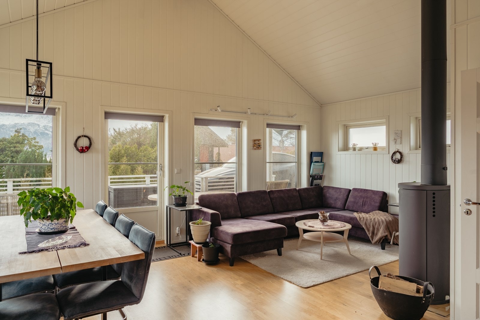 Her møtes vi av store vindusflater som slipper inn rikelig med dagslys og samtidig åpner opp for en fantastisk utsikt. Galleribilde