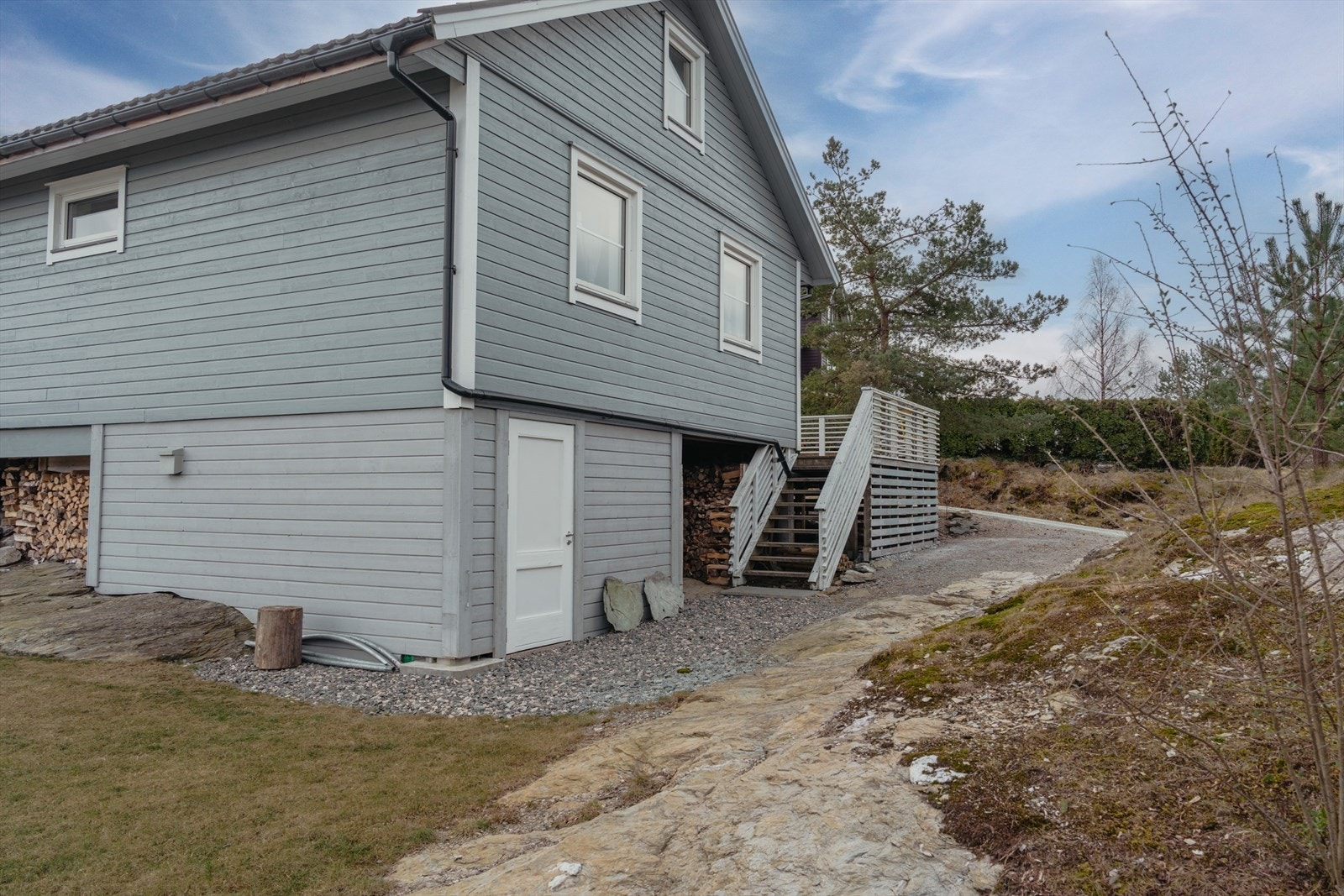 Gode lagringsmuligheter i boden ute - samt under huset, perfekt for blant annet ved Galleribilde