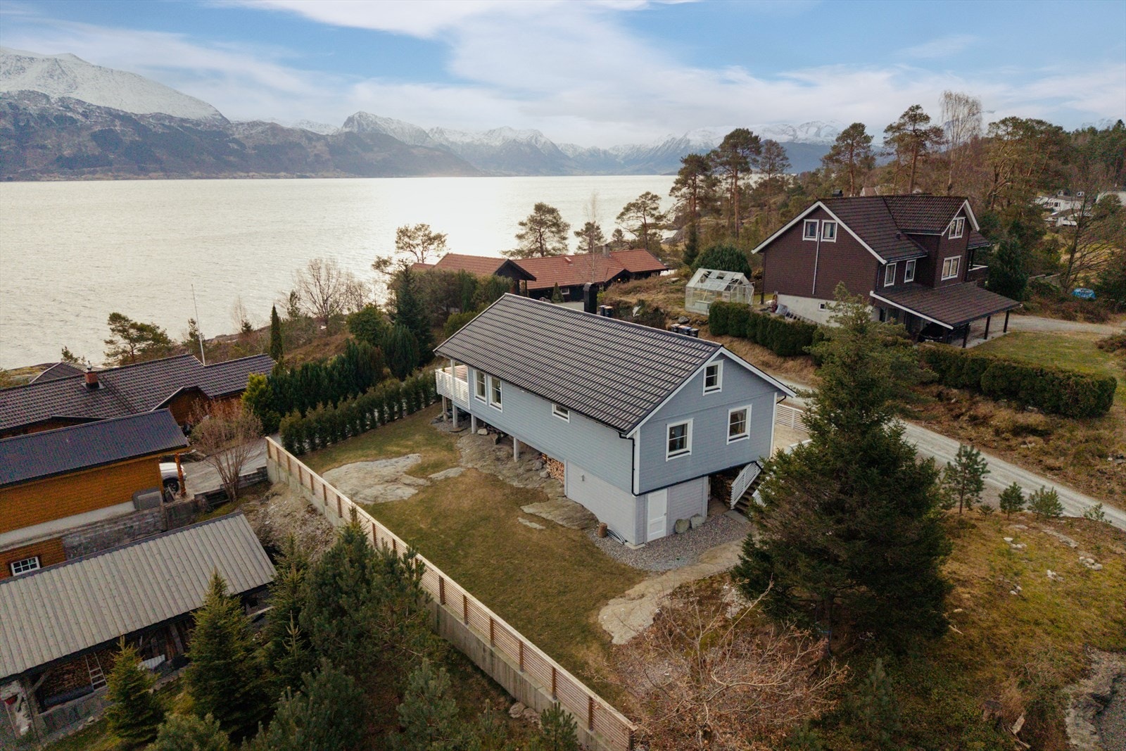 Eiendommen er opparbeidet med flere solrike uteområder Galleribilde