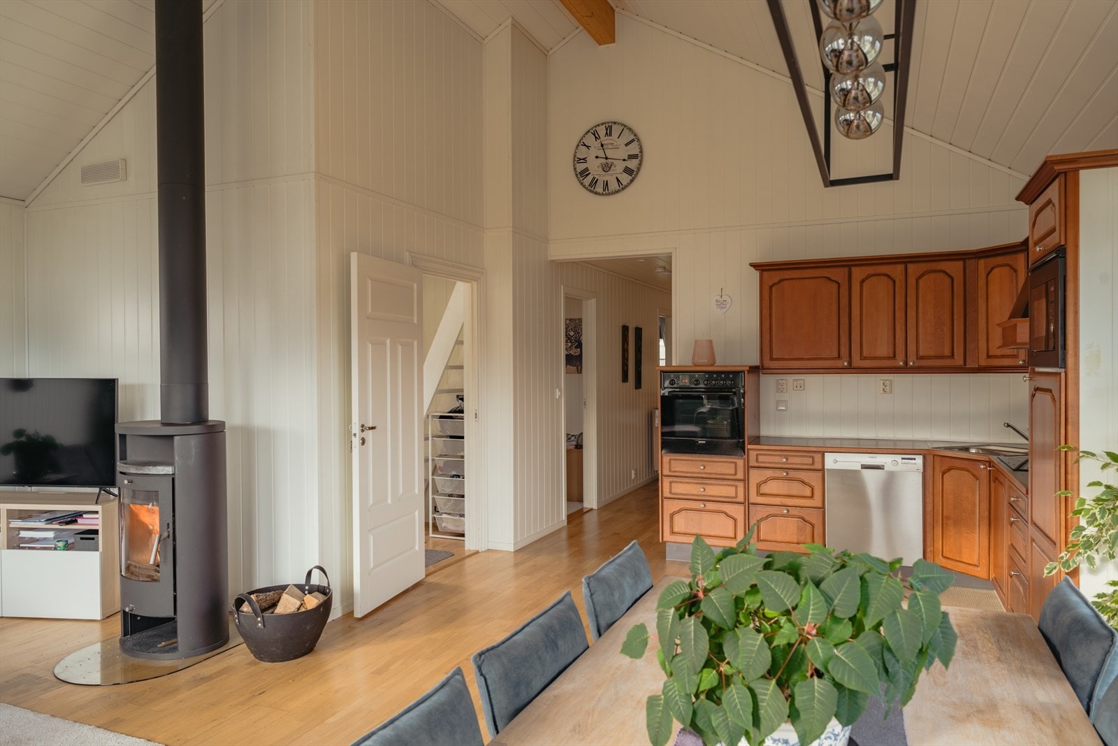 Kjøkkenet ligger i åpen løsning - og byr på sosiale matopplevelser Galleribilde