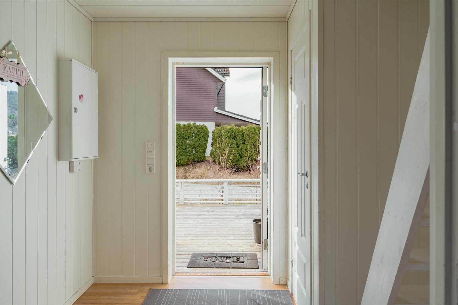 Romslig èntre med praktisk bod. Galleribilde