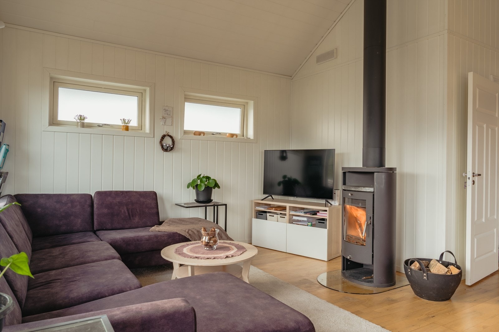 Stuen oppleves luftig med god takhøyde, og en fin utforming som gjør det enkelt å innrede i ulike soner. Galleribilde