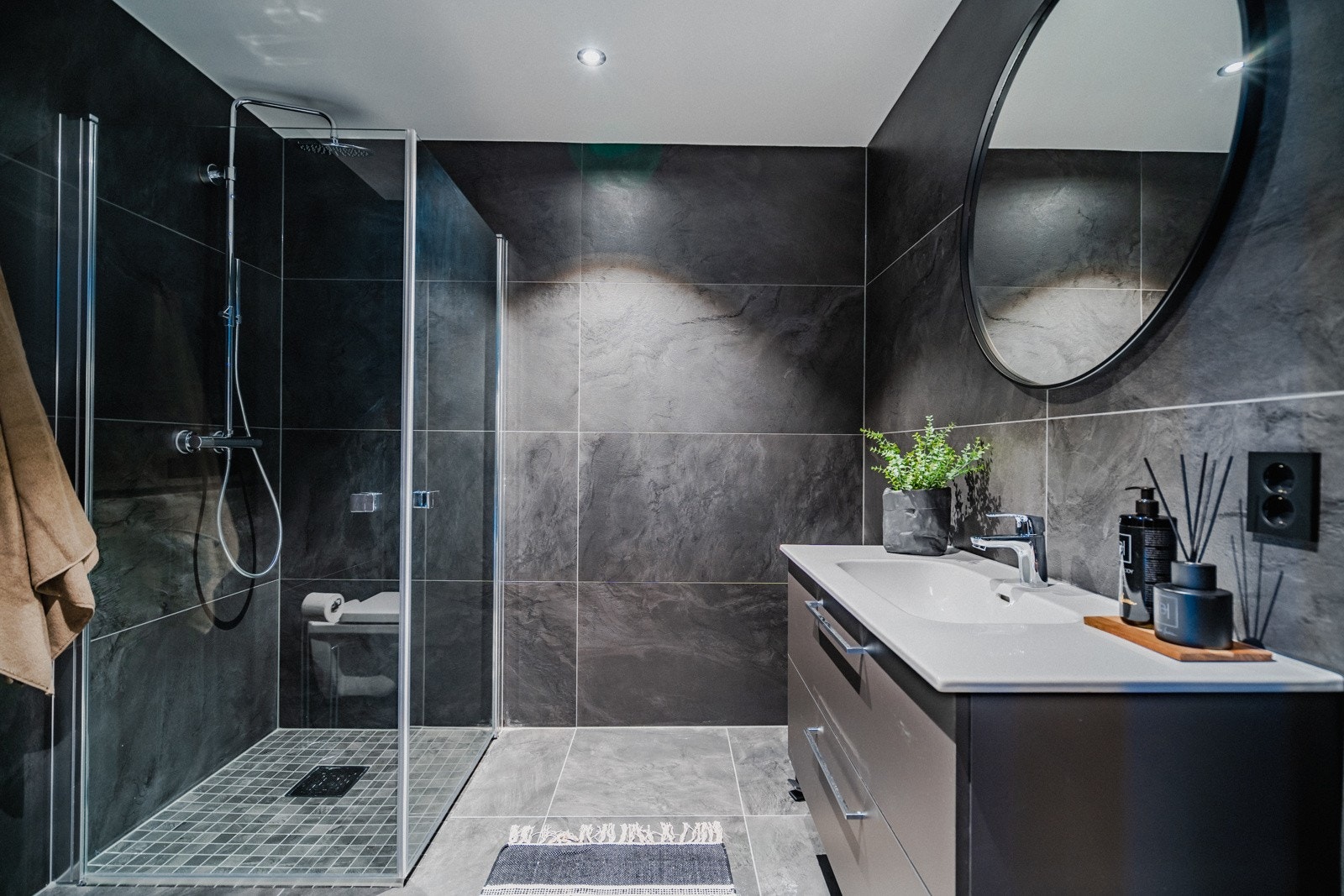 Bad med eksklusive 60x120 fliser på veggene Galleribilde