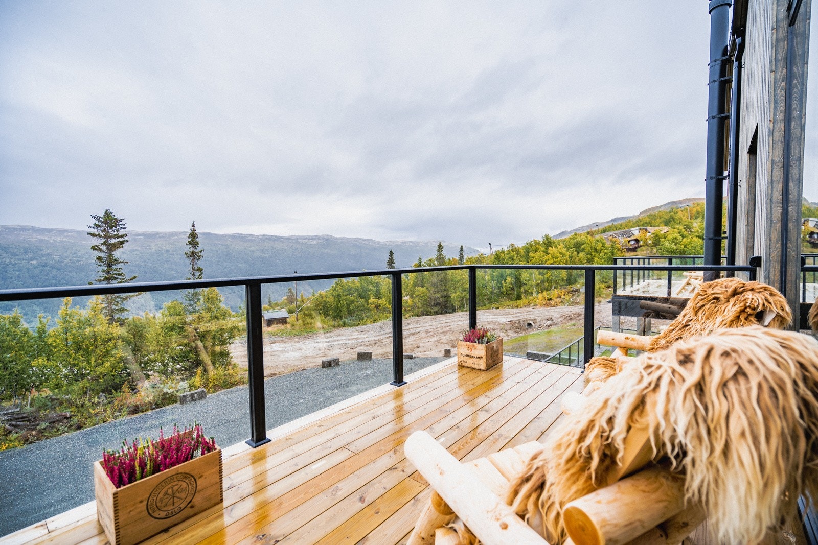 Romslig terrasse i fron med utsikt nedover Numedalen og skibakkene som kun er få meter fra leiligheten Galleribilde